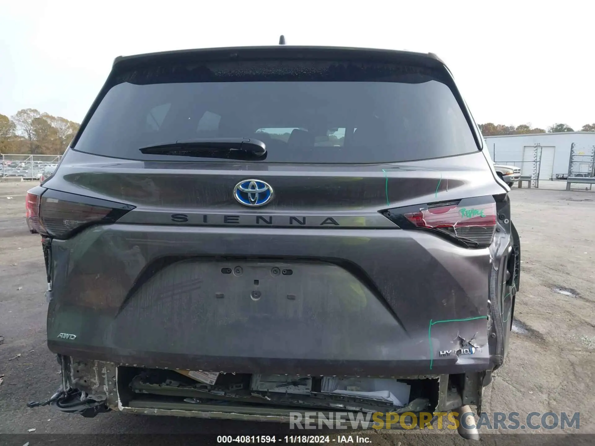 17 Photograph of a damaged car 5TDKSKFC8PS077495 TOYOTA SIENNA 2023