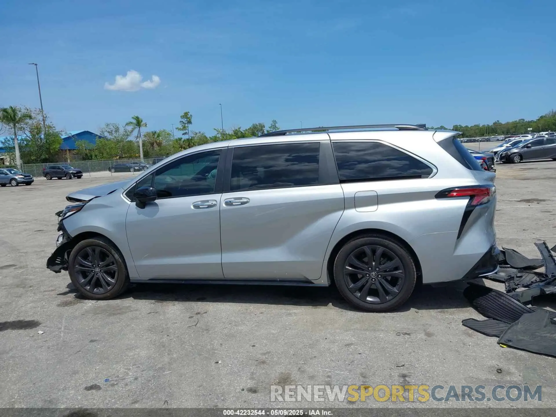 14 Photograph of a damaged car 5TDXRKEC8PS154367 TOYOTA SIENNA 2023