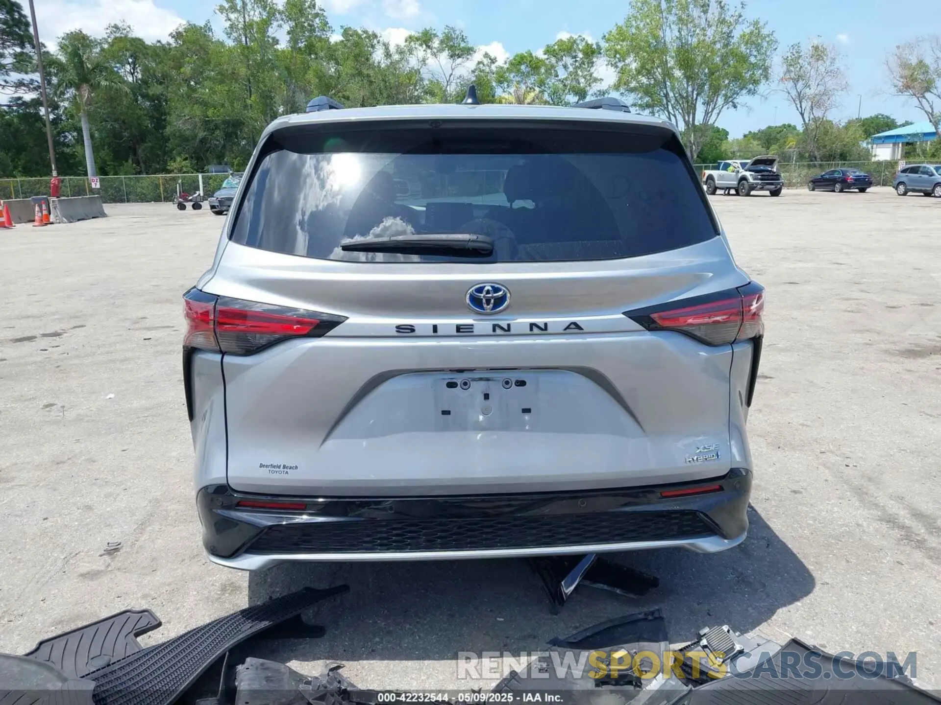 16 Photograph of a damaged car 5TDXRKEC8PS154367 TOYOTA SIENNA 2023