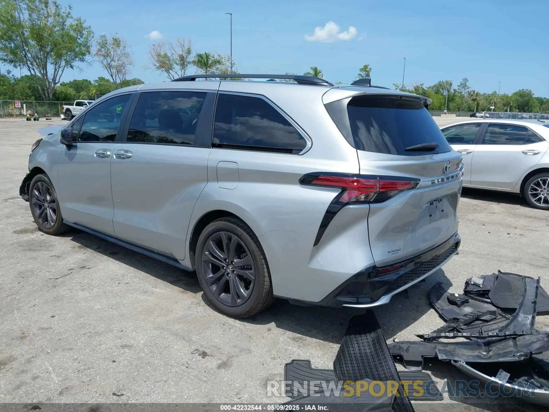 3 Photograph of a damaged car 5TDXRKEC8PS154367 TOYOTA SIENNA 2023