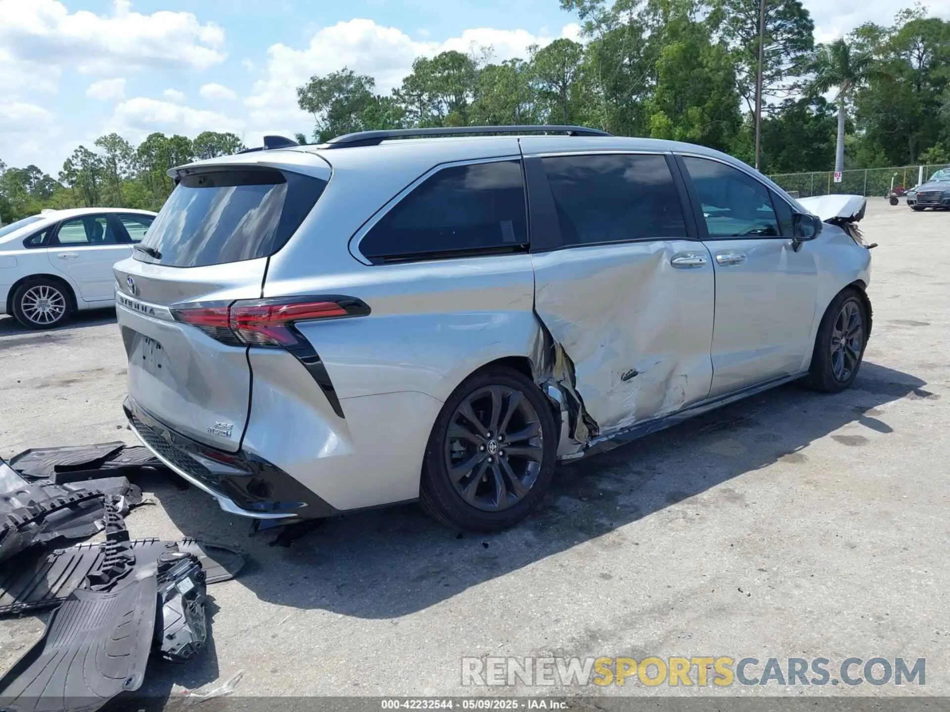 4 Photograph of a damaged car 5TDXRKEC8PS154367 TOYOTA SIENNA 2023