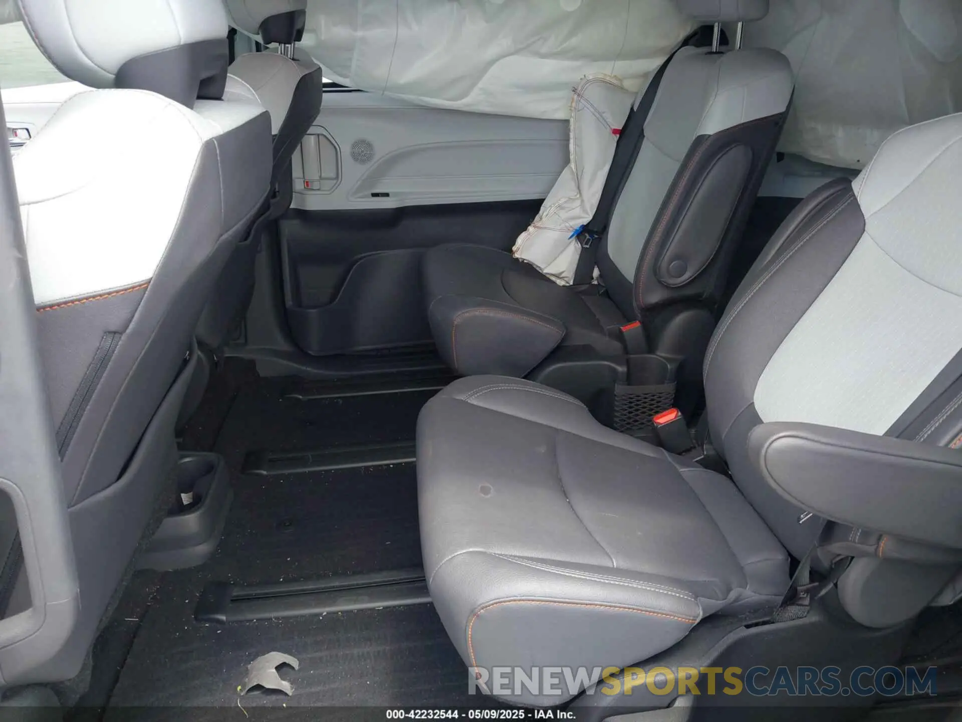 8 Photograph of a damaged car 5TDXRKEC8PS154367 TOYOTA SIENNA 2023