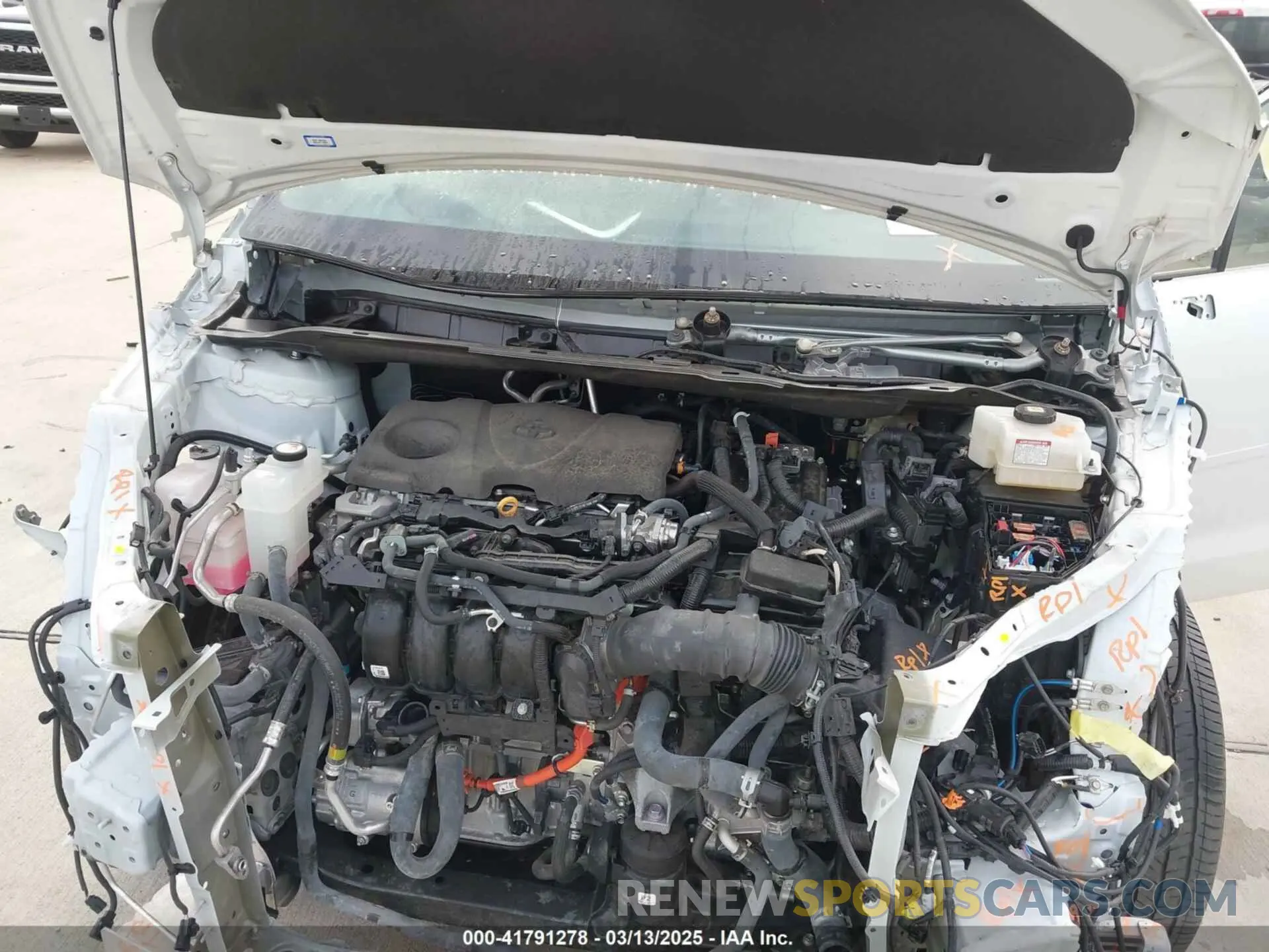 10 Photograph of a damaged car 5TDYRKEC4PS141247 TOYOTA SIENNA 2023