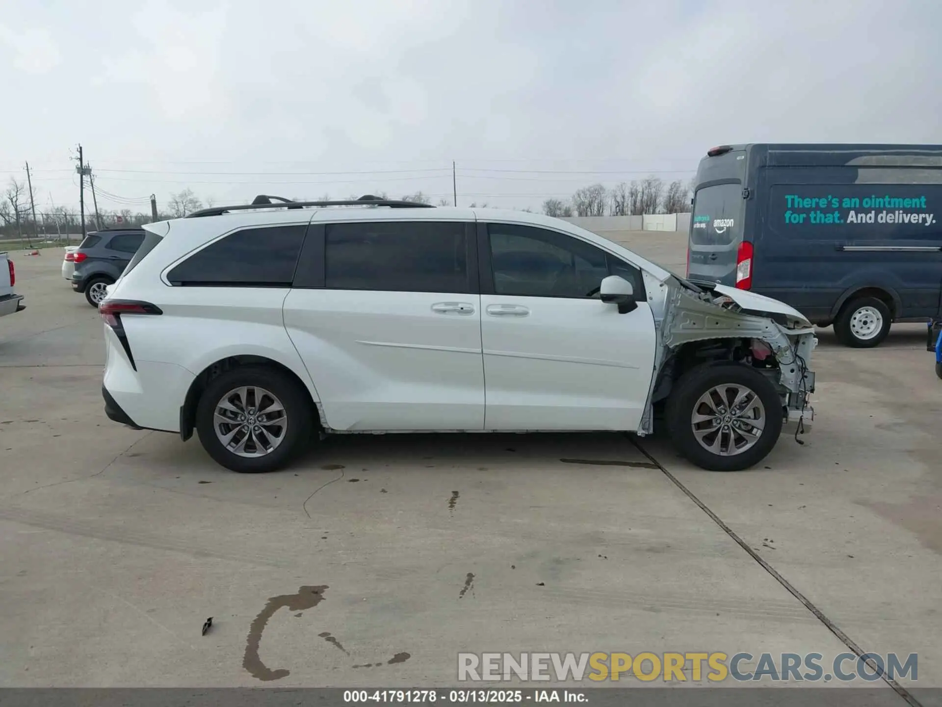 13 Photograph of a damaged car 5TDYRKEC4PS141247 TOYOTA SIENNA 2023