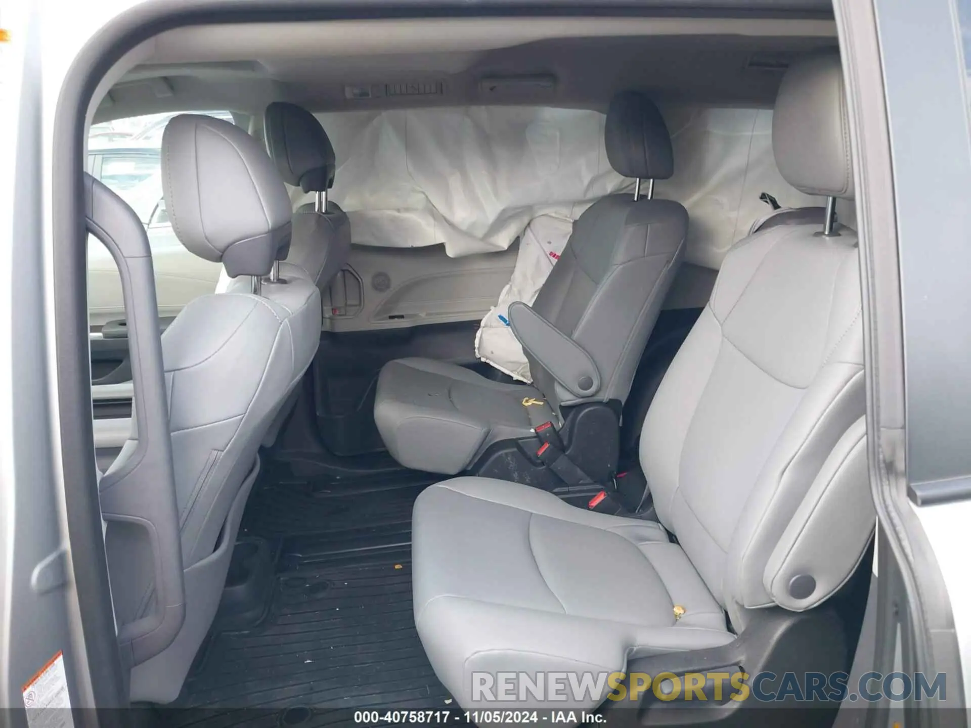 8 Photograph of a damaged car 5TDYRKEC4PS154578 TOYOTA SIENNA 2023