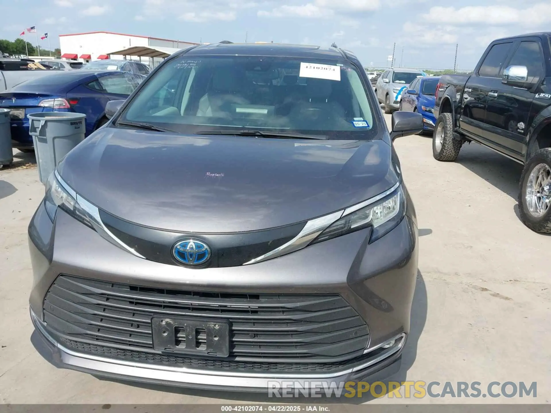 12 Photograph of a damaged car 5TDYRKEC4PS163555 TOYOTA SIENNA 2023