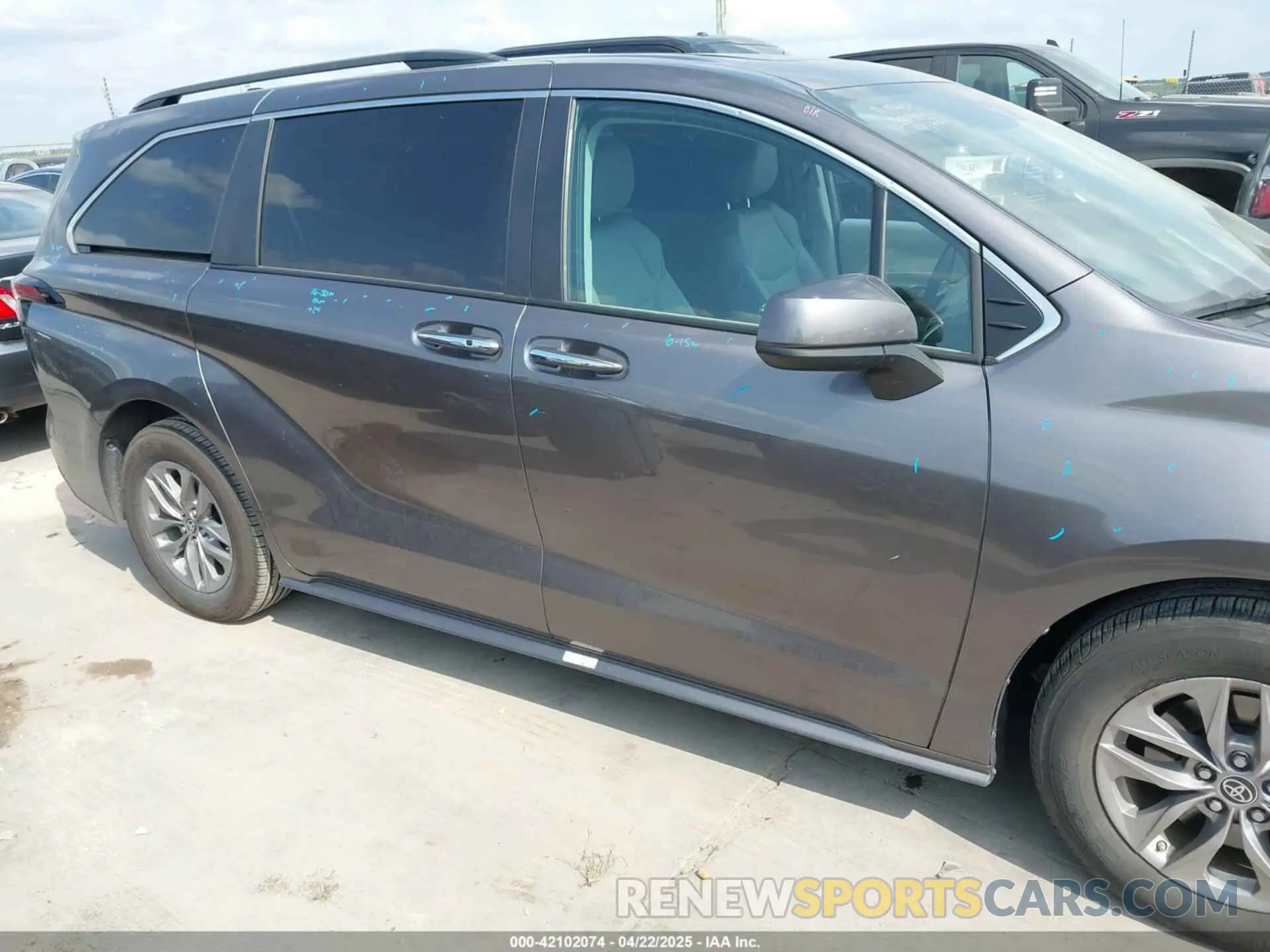 13 Photograph of a damaged car 5TDYRKEC4PS163555 TOYOTA SIENNA 2023