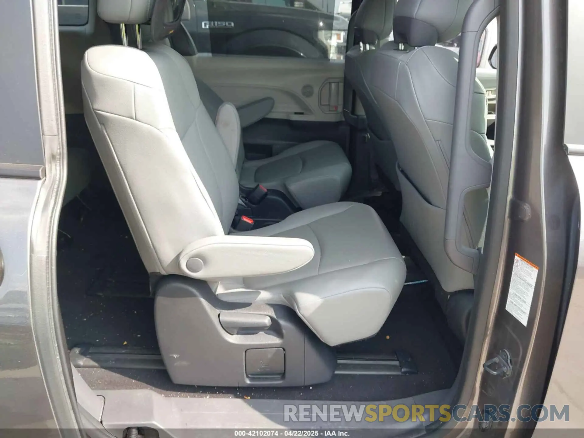 8 Photograph of a damaged car 5TDYRKEC4PS163555 TOYOTA SIENNA 2023