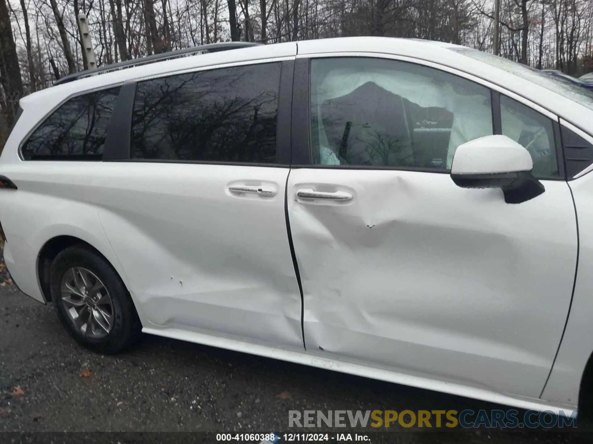 13 Photograph of a damaged car 5TDYRKEC7PS160987 TOYOTA SIENNA 2023