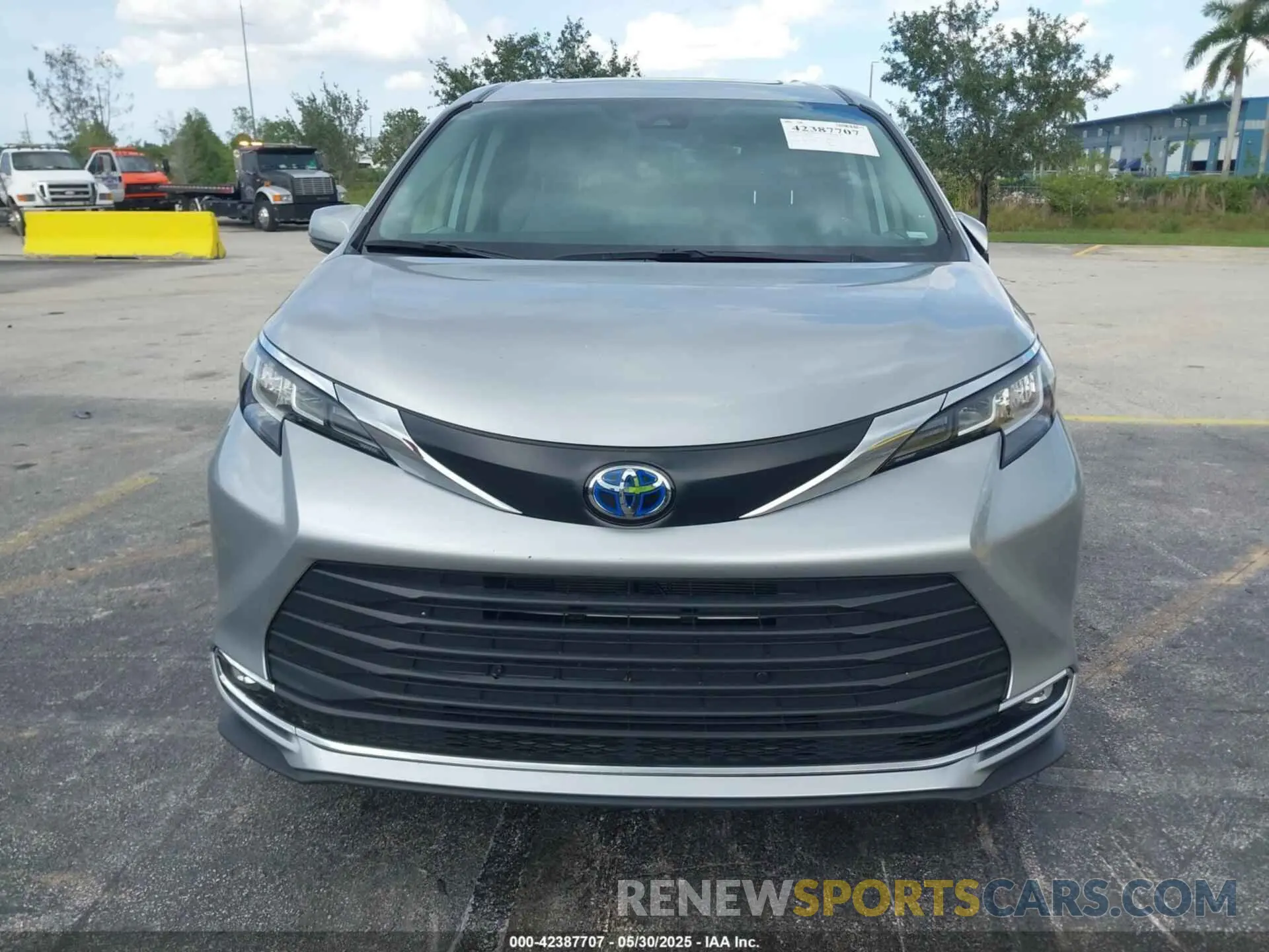 12 Photograph of a damaged car 5TDYRKEC9PS171845 TOYOTA SIENNA 2023