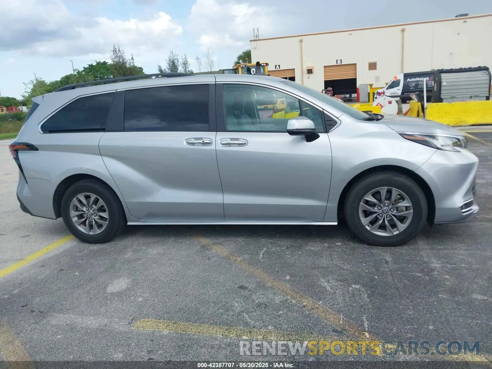 13 Photograph of a damaged car 5TDYRKEC9PS171845 TOYOTA SIENNA 2023