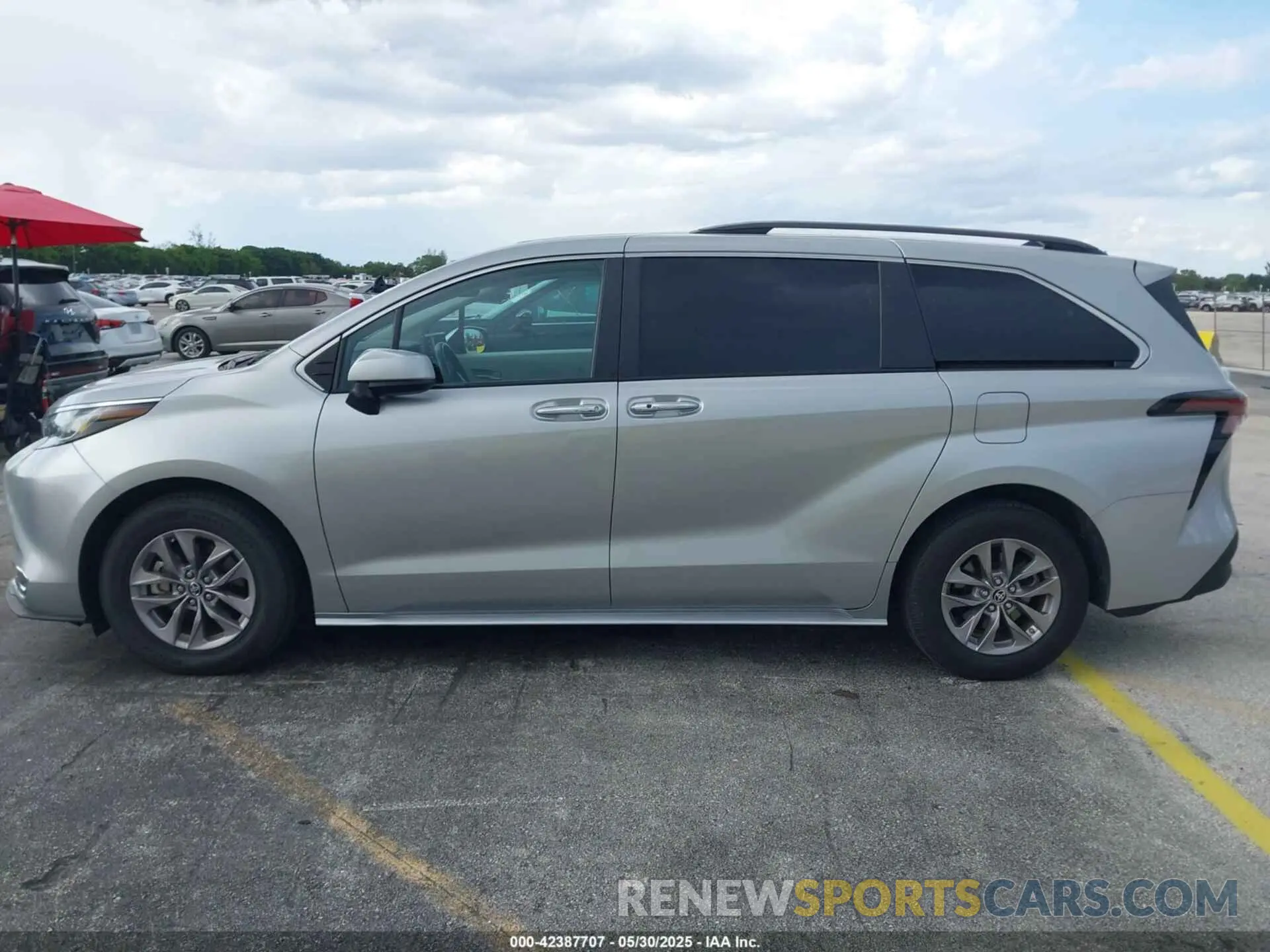 14 Photograph of a damaged car 5TDYRKEC9PS171845 TOYOTA SIENNA 2023
