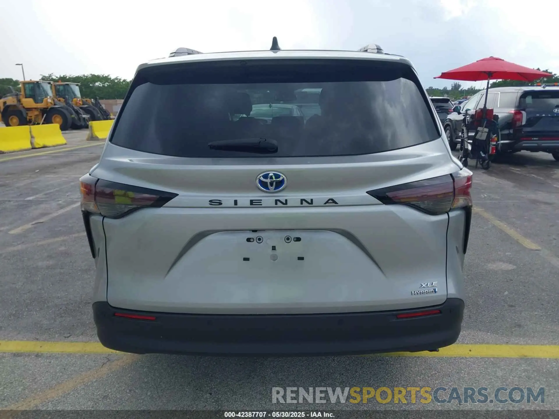 16 Photograph of a damaged car 5TDYRKEC9PS171845 TOYOTA SIENNA 2023