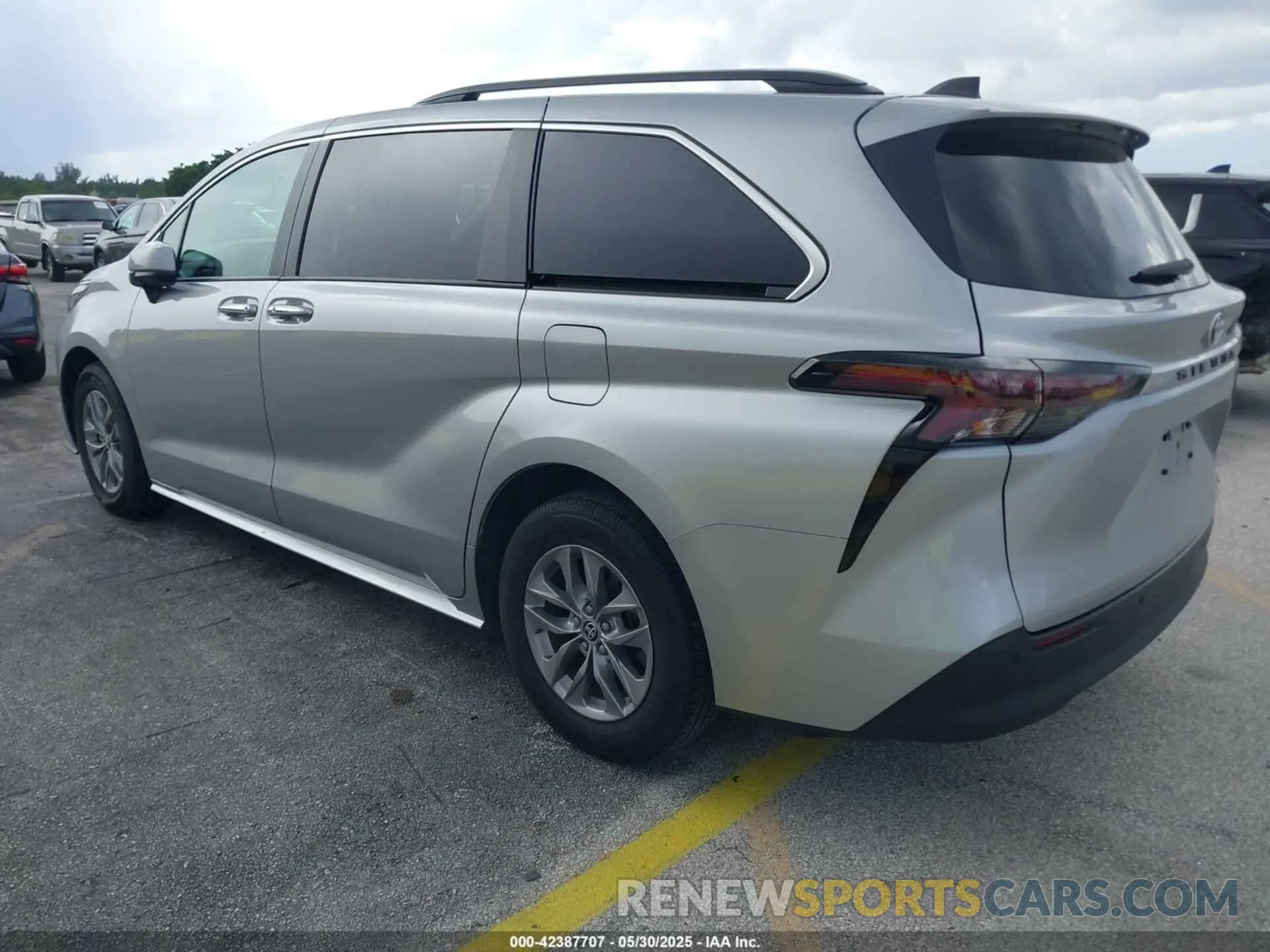 3 Photograph of a damaged car 5TDYRKEC9PS171845 TOYOTA SIENNA 2023
