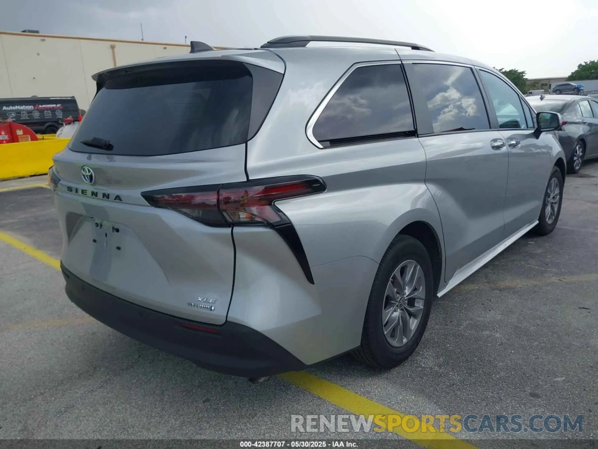 4 Photograph of a damaged car 5TDYRKEC9PS171845 TOYOTA SIENNA 2023