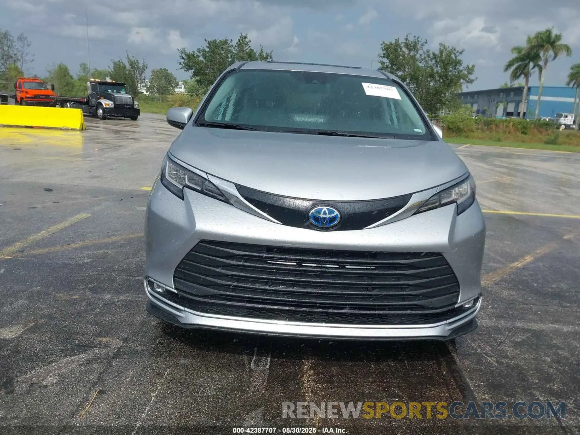 6 Photograph of a damaged car 5TDYRKEC9PS171845 TOYOTA SIENNA 2023