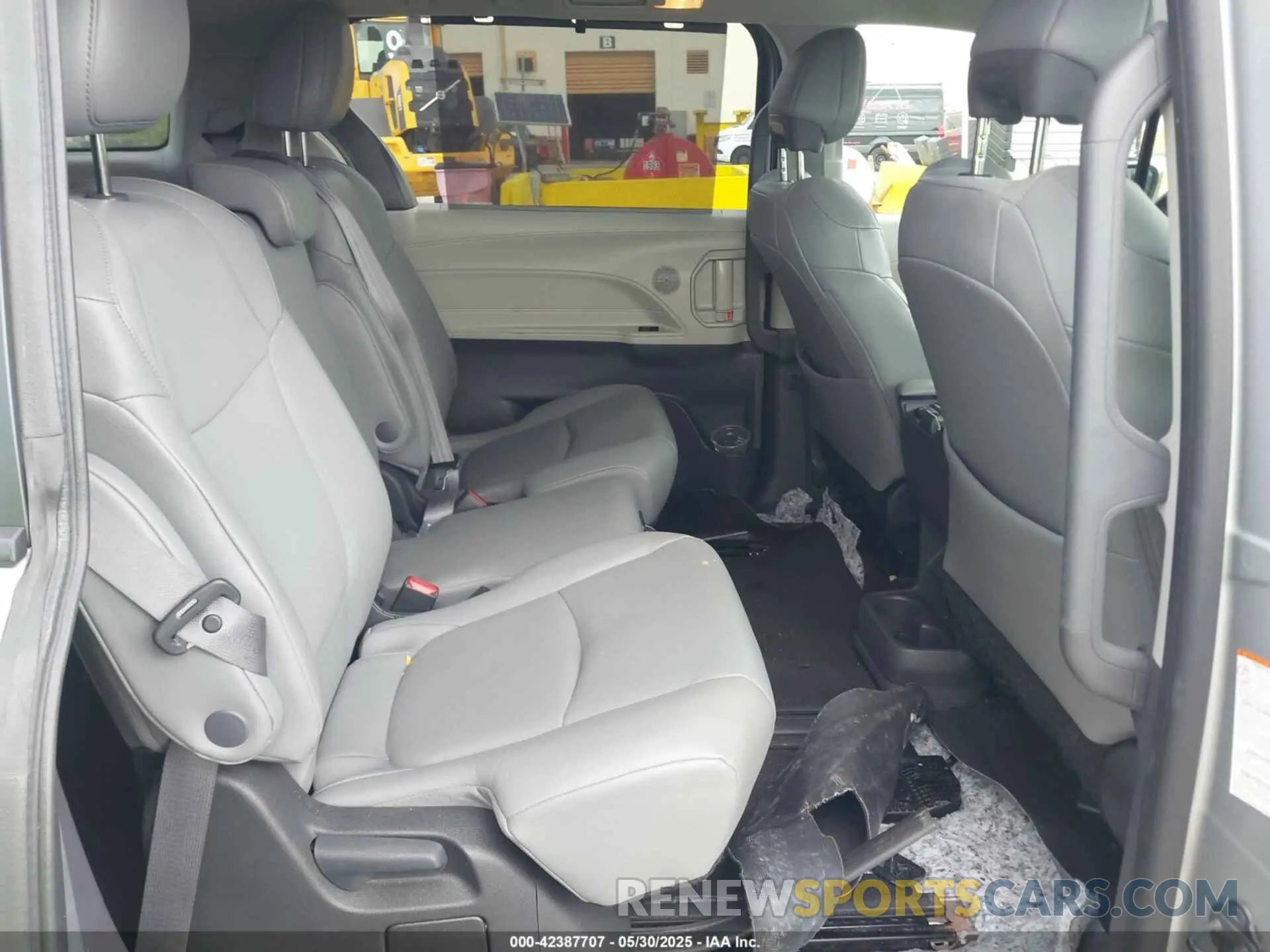 8 Photograph of a damaged car 5TDYRKEC9PS171845 TOYOTA SIENNA 2023