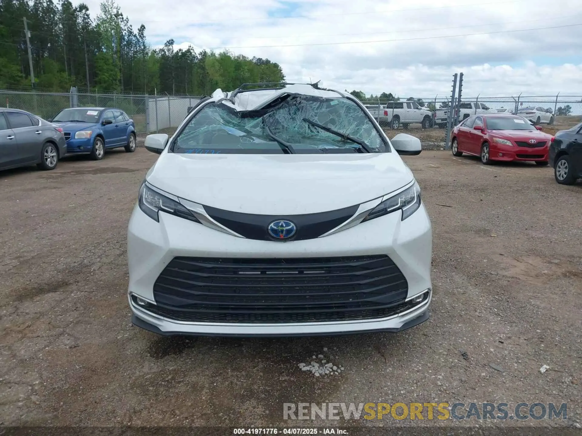 12 Photograph of a damaged car 5TDYRKECXPS153791 TOYOTA SIENNA 2023