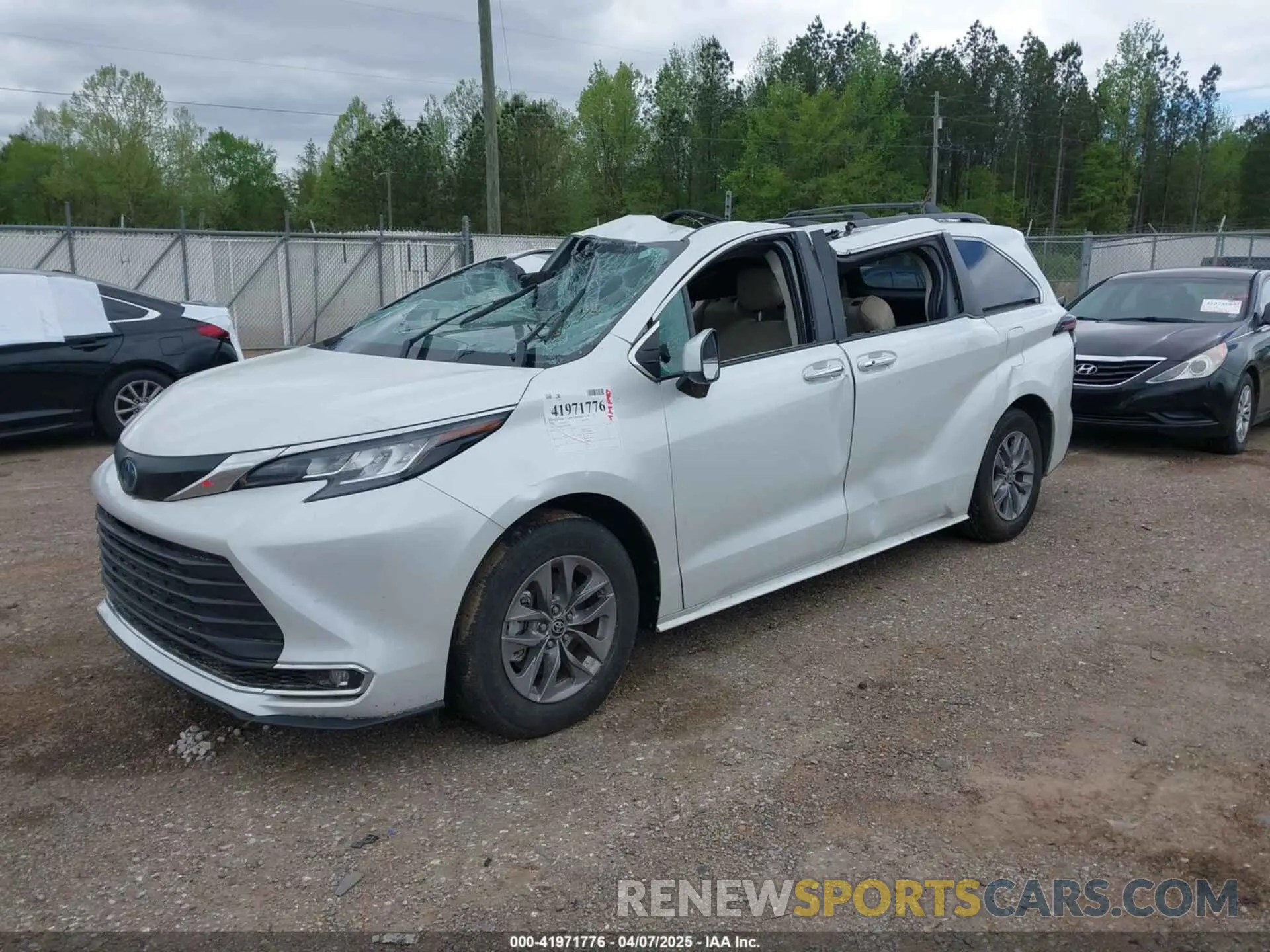 2 Photograph of a damaged car 5TDYRKECXPS153791 TOYOTA SIENNA 2023