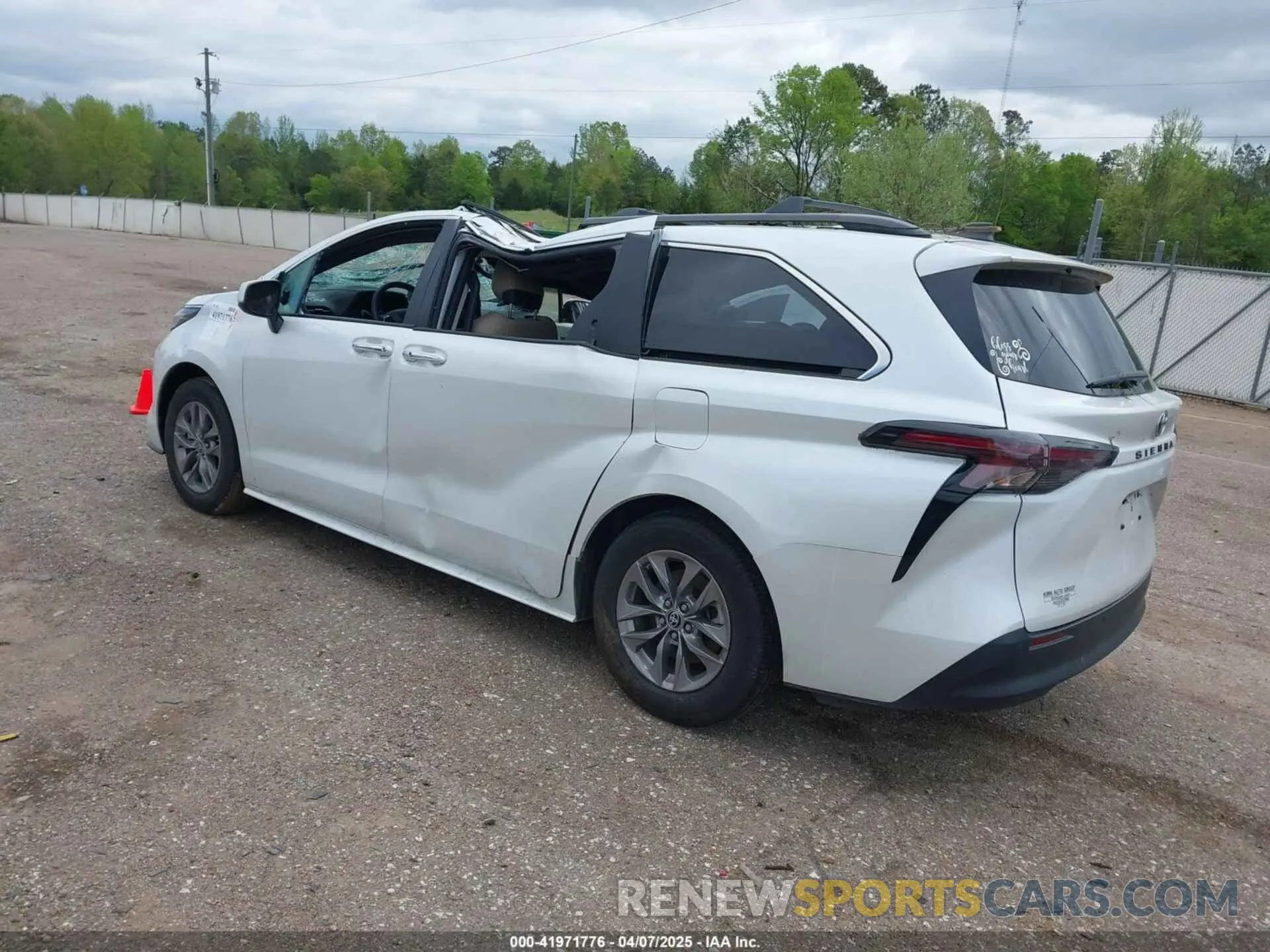 3 Photograph of a damaged car 5TDYRKECXPS153791 TOYOTA SIENNA 2023
