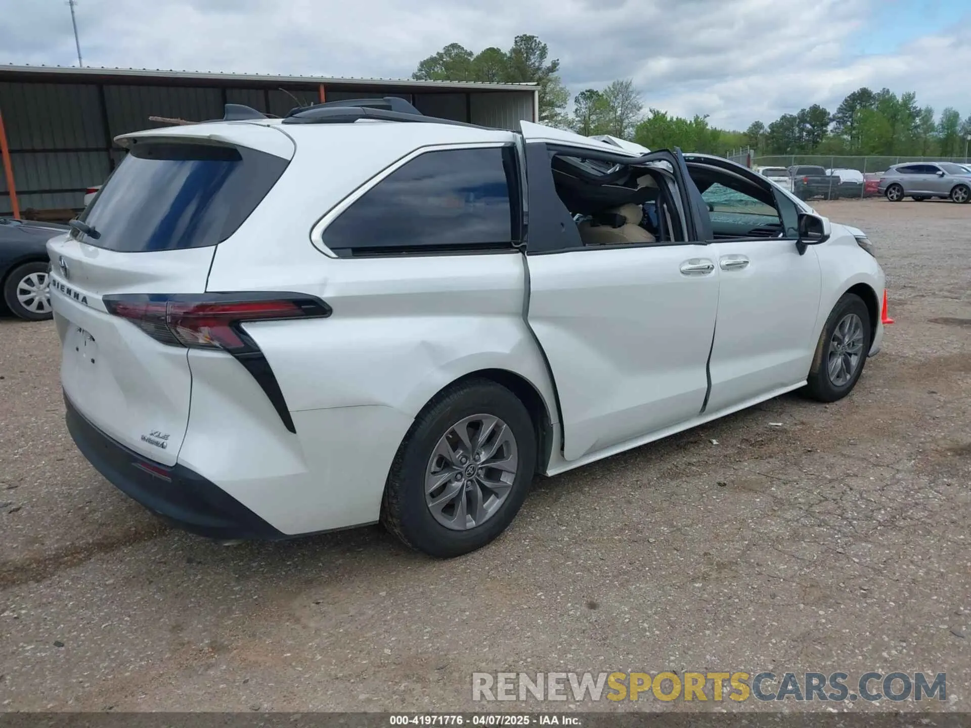 4 Photograph of a damaged car 5TDYRKECXPS153791 TOYOTA SIENNA 2023