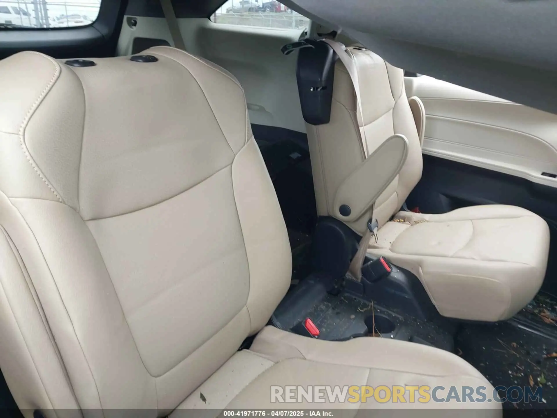 8 Photograph of a damaged car 5TDYRKECXPS153791 TOYOTA SIENNA 2023