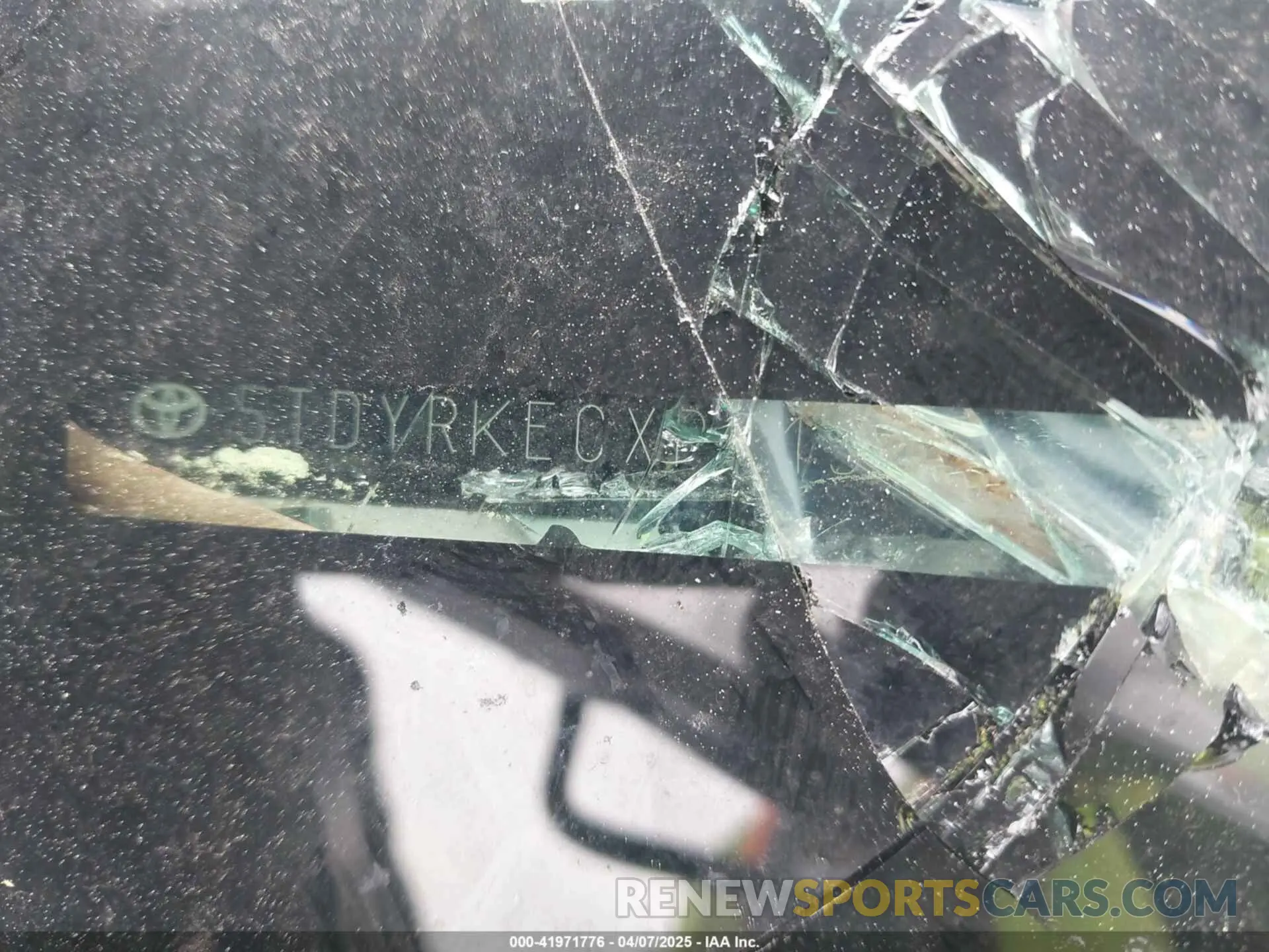 9 Photograph of a damaged car 5TDYRKECXPS153791 TOYOTA SIENNA 2023