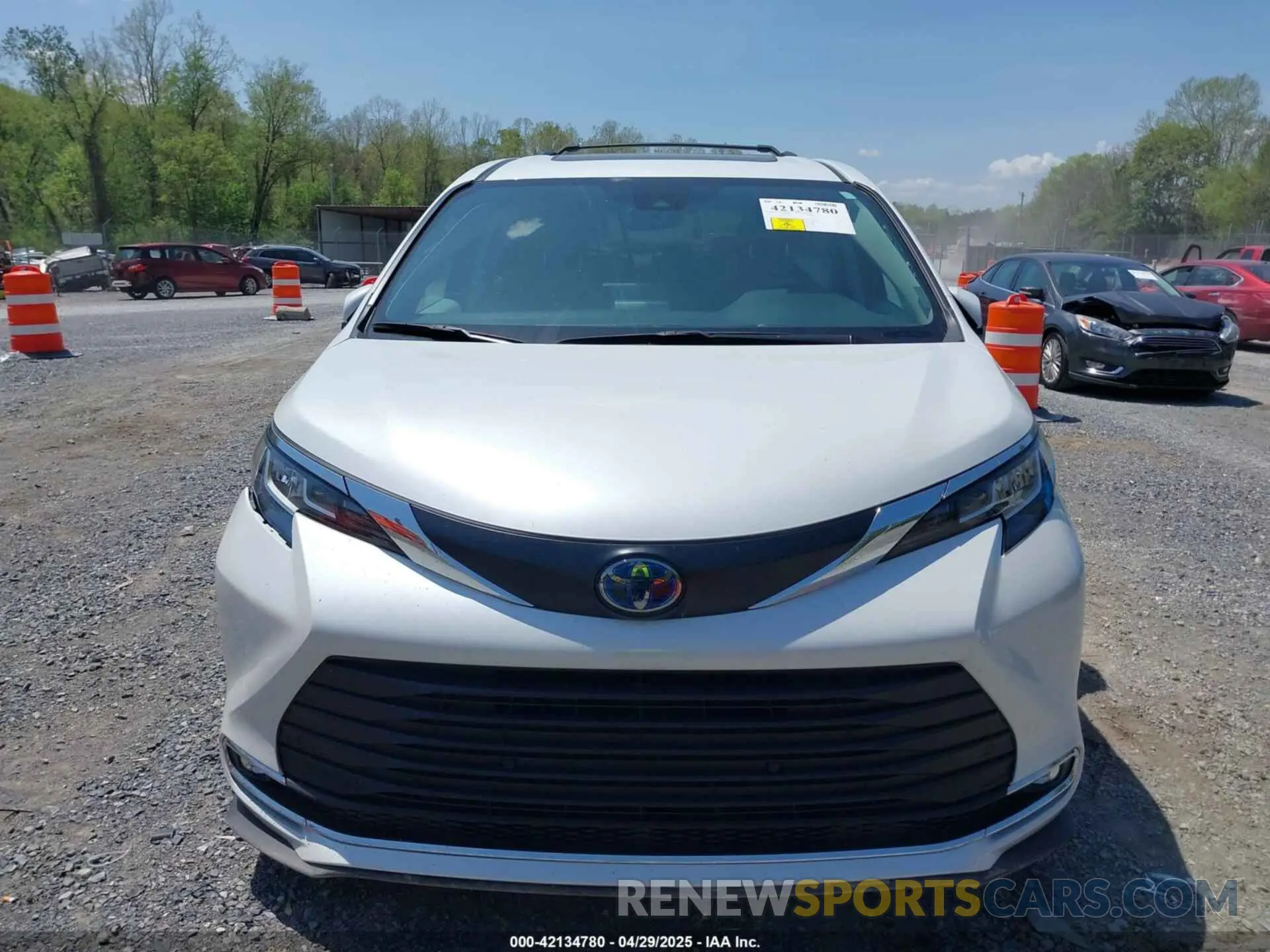 12 Photograph of a damaged car 5TDYSKFC3PS075938 TOYOTA SIENNA 2023