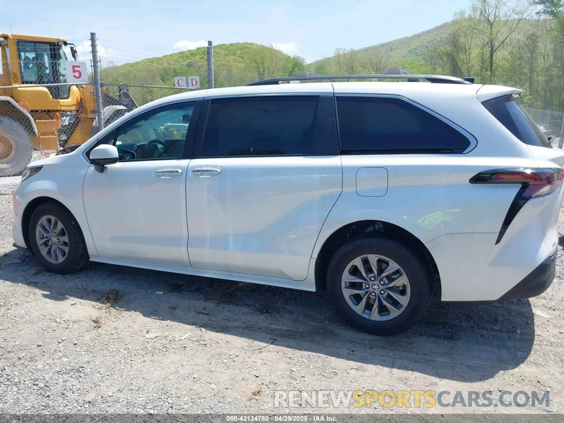 14 Photograph of a damaged car 5TDYSKFC3PS075938 TOYOTA SIENNA 2023