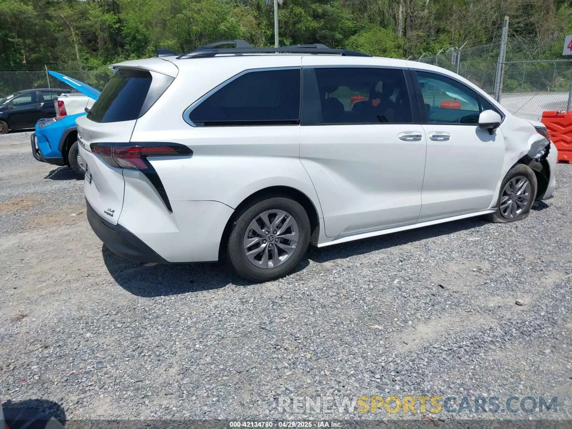 4 Photograph of a damaged car 5TDYSKFC3PS075938 TOYOTA SIENNA 2023