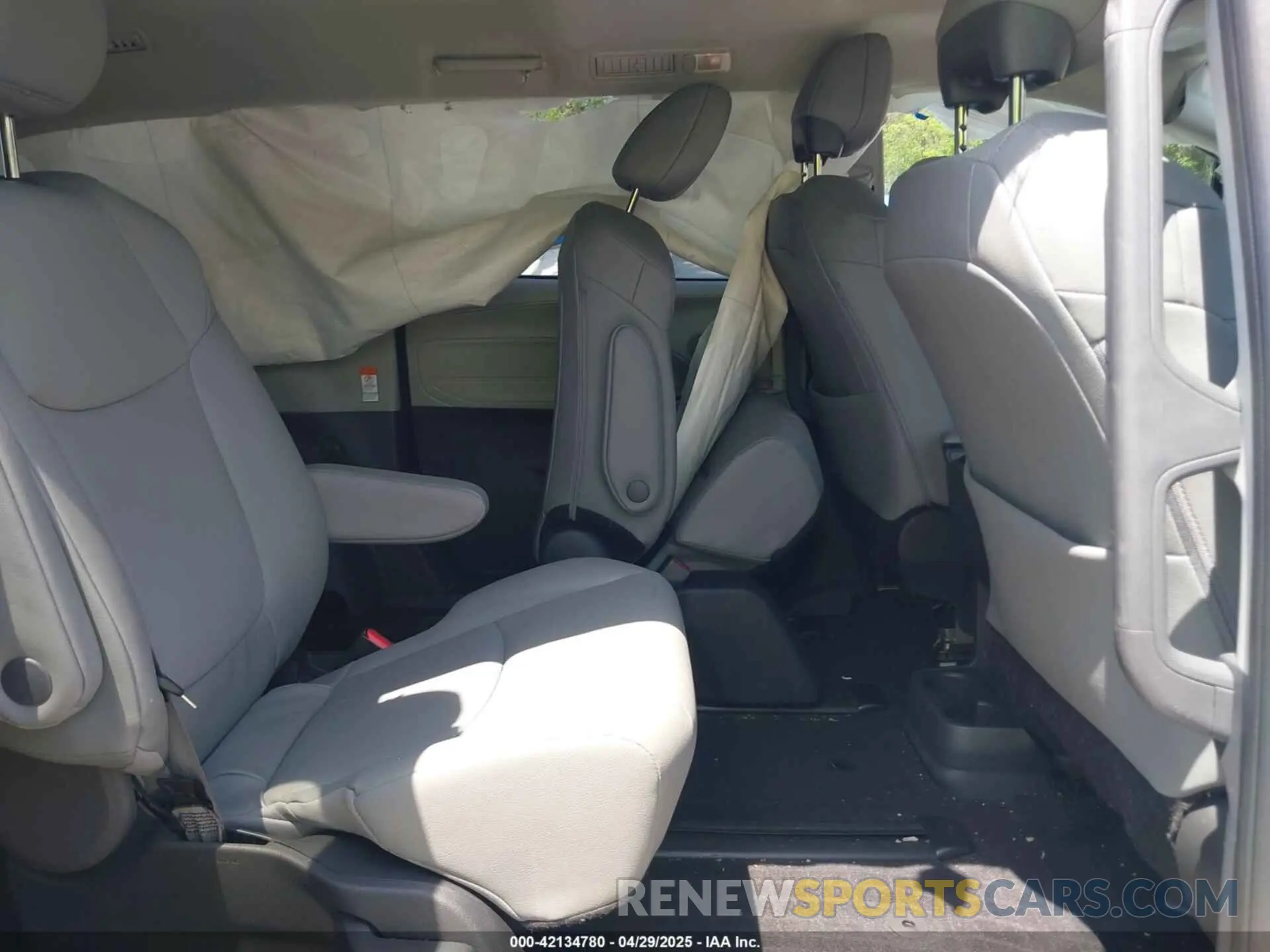8 Photograph of a damaged car 5TDYSKFC3PS075938 TOYOTA SIENNA 2023