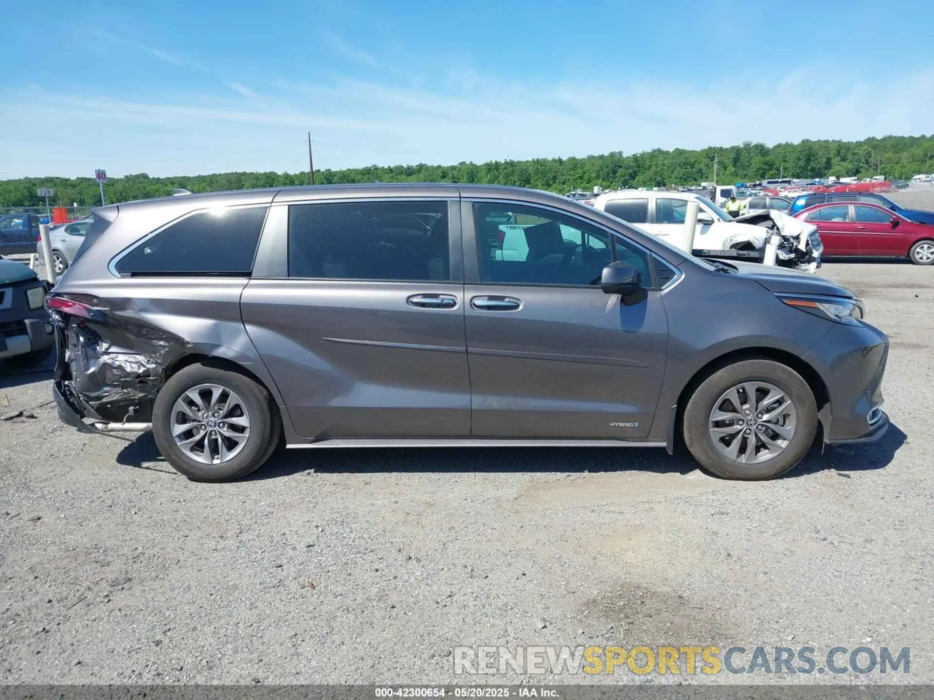 13 Photograph of a damaged car 5TDYSKFC8PS083887 TOYOTA SIENNA 2023