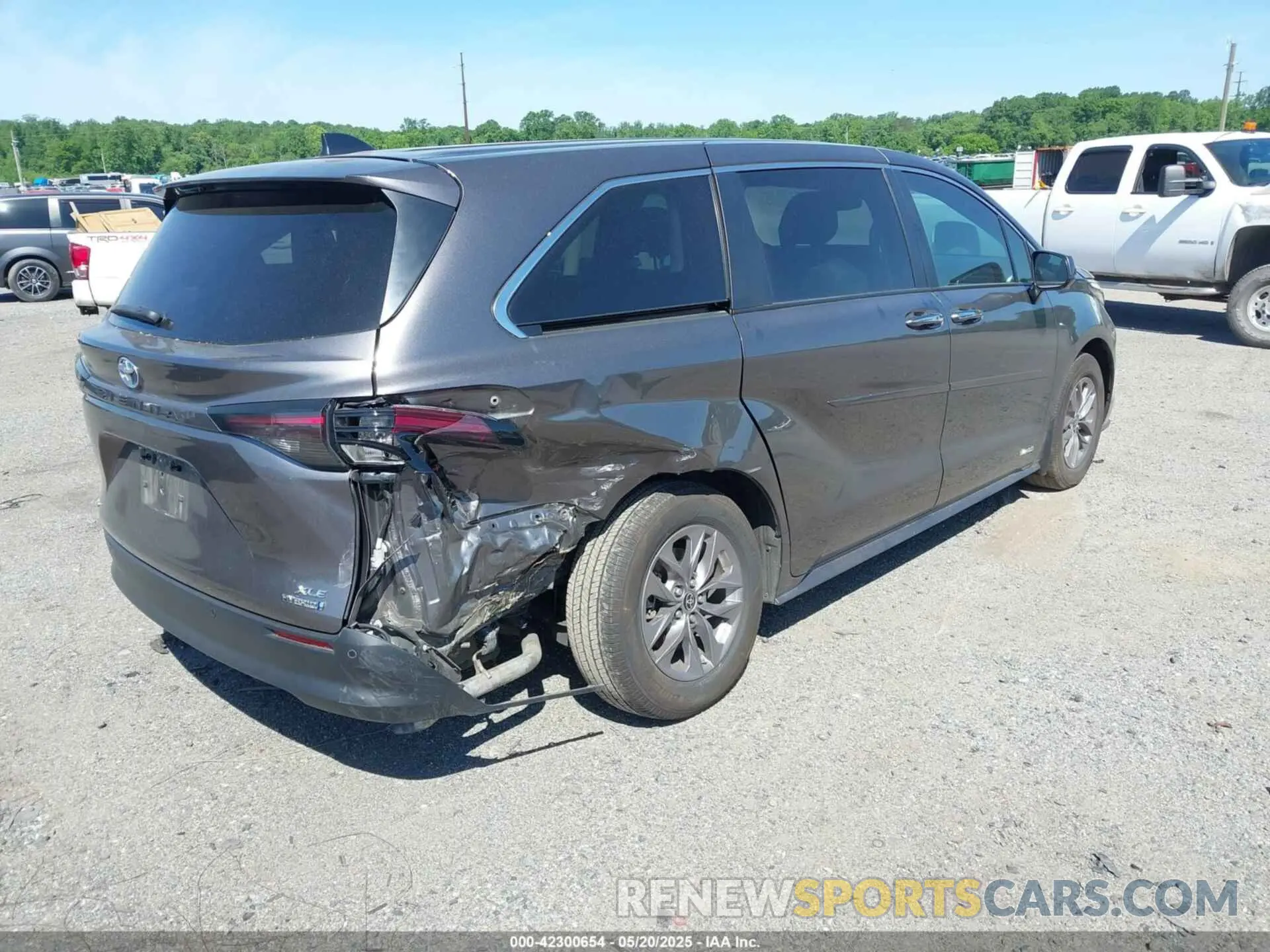 4 Photograph of a damaged car 5TDYSKFC8PS083887 TOYOTA SIENNA 2023