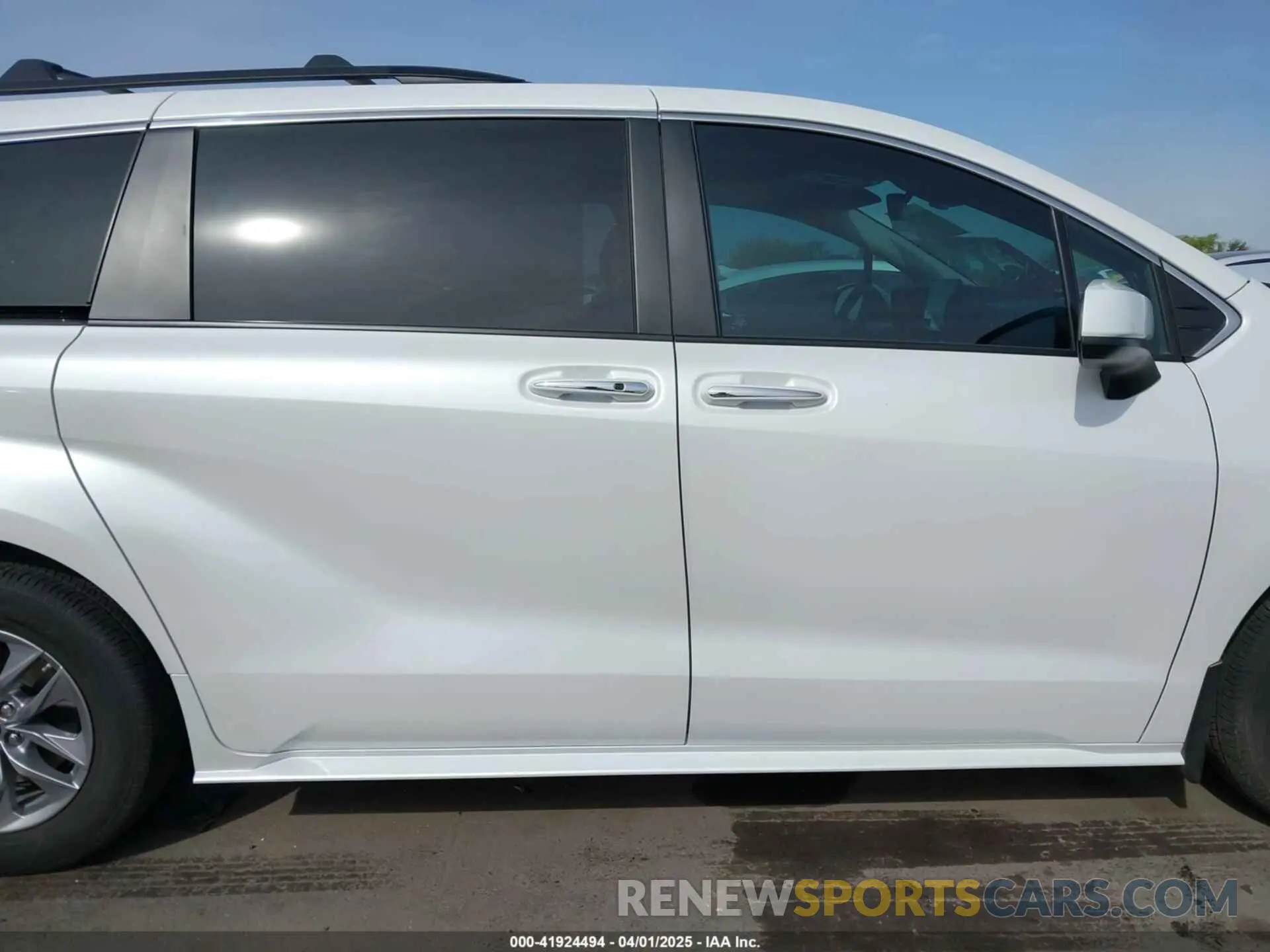 13 Photograph of a damaged car 5TDYSKFC8PS107895 TOYOTA SIENNA 2023
