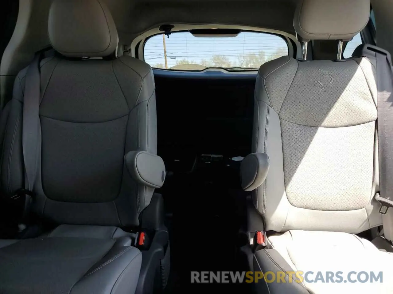 10 Photograph of a damaged car 5TDZRKECXPS169624 TOYOTA SIENNA 2023