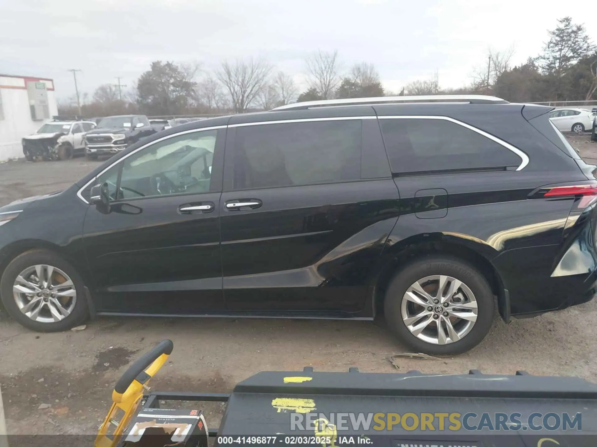 14 Photograph of a damaged car 5TDZSKFC8PS103575 TOYOTA SIENNA 2023