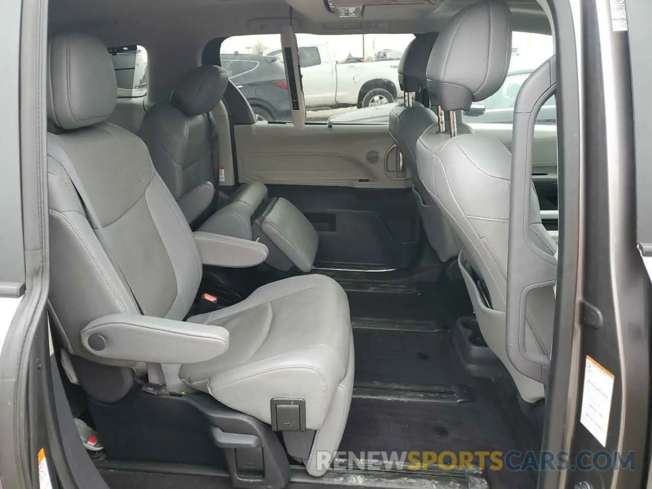 11 Photograph of a damaged car 5TDZSKFCXPS095334 TOYOTA SIENNA 2023
