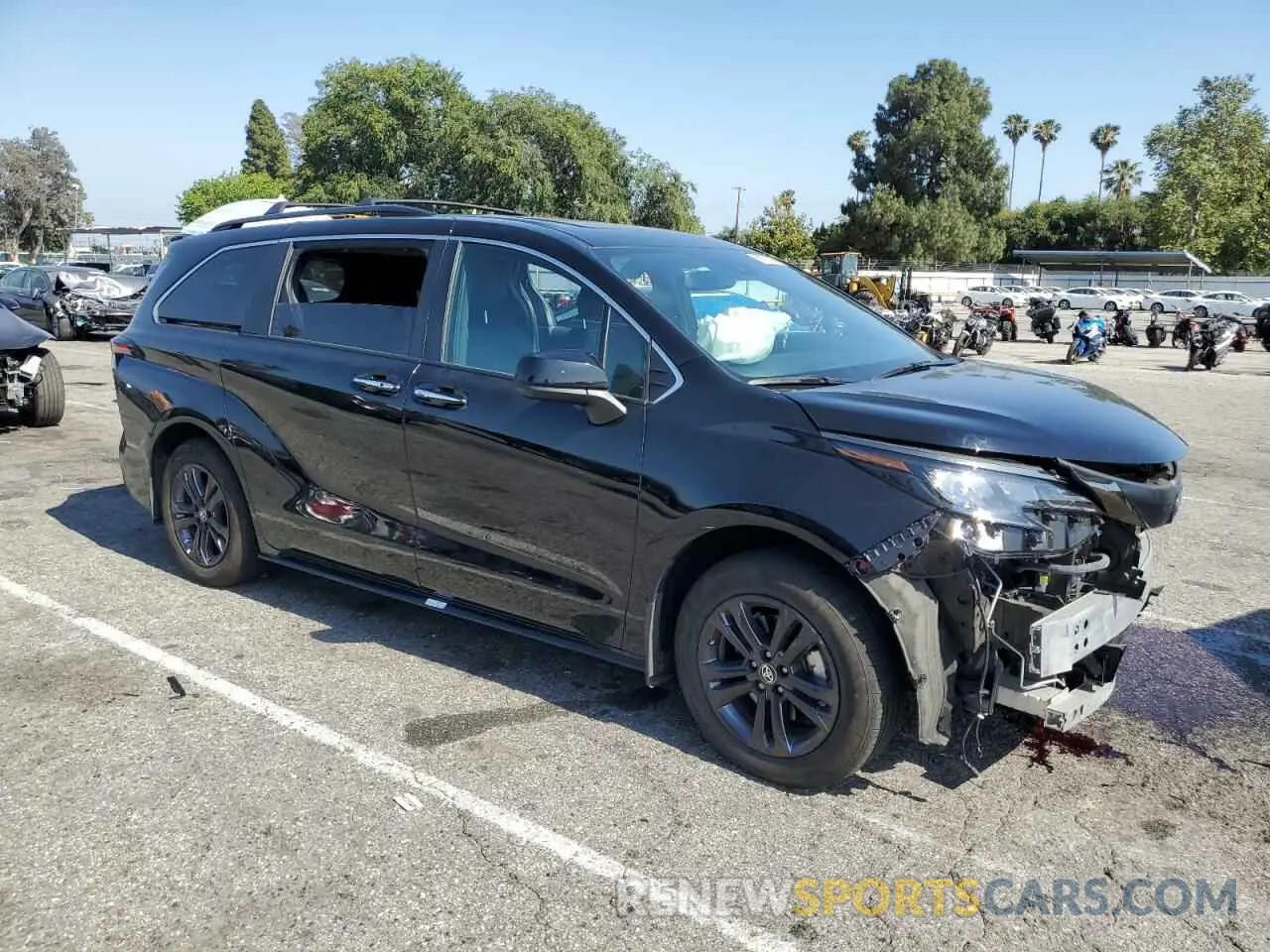 4 Photograph of a damaged car 5TDCSKFC3RS122916 TOYOTA SIENNA 2024