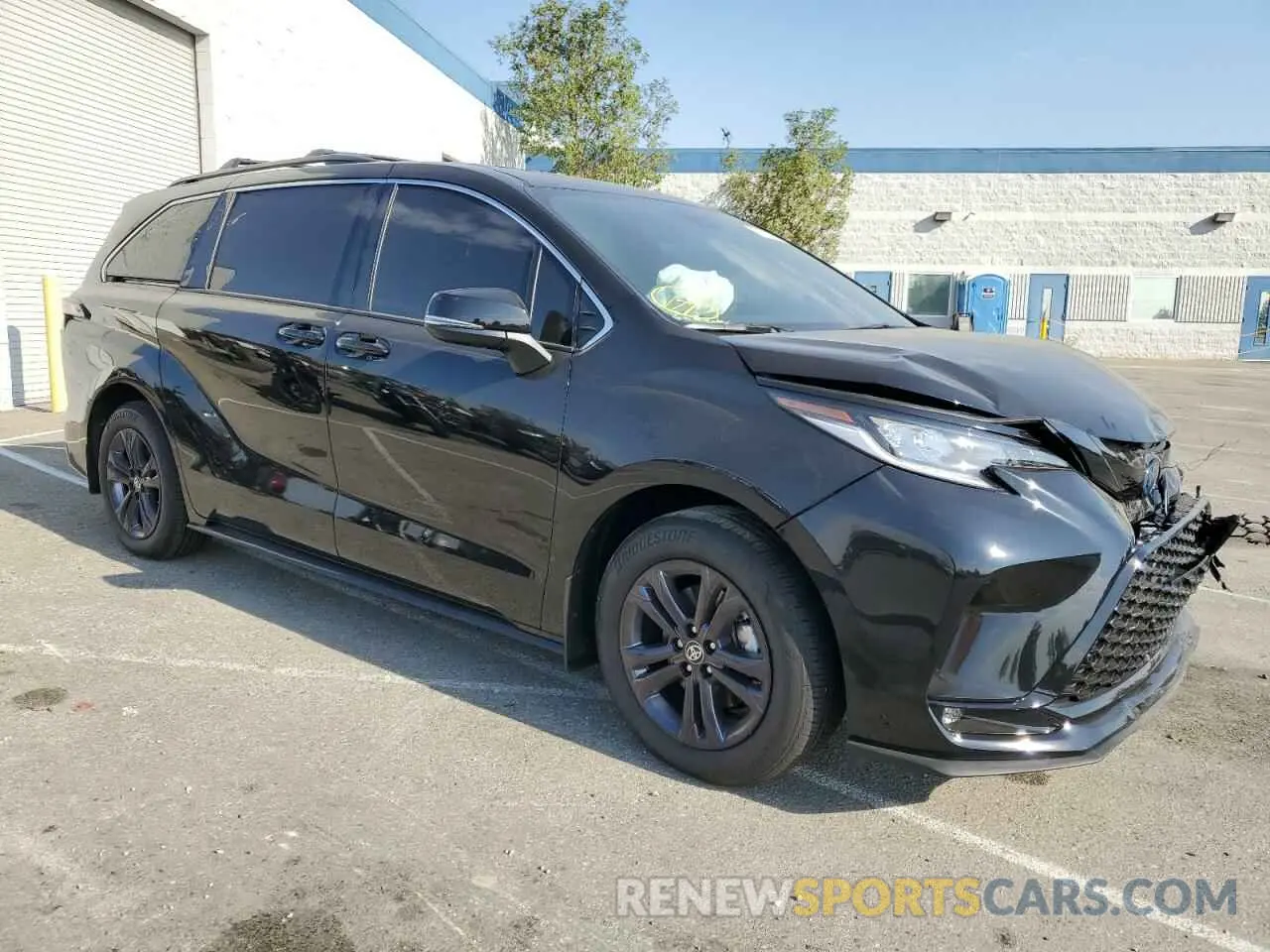 4 Photograph of a damaged car 5TDCSKFC5RS140205 TOYOTA SIENNA 2024
