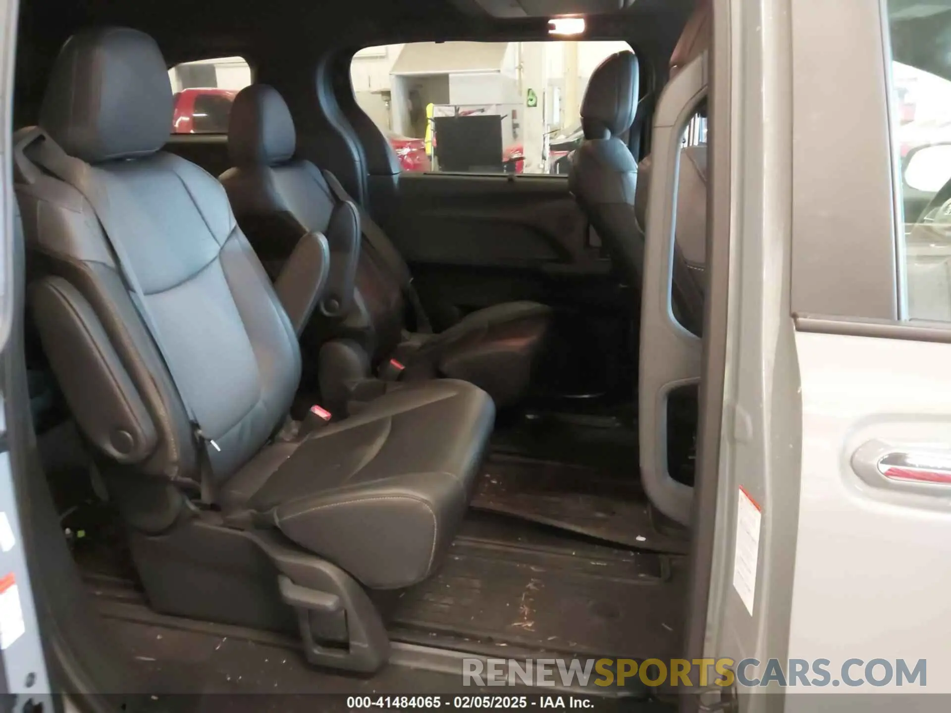 8 Photograph of a damaged car 5TDCSKFCXRS150955 TOYOTA SIENNA 2024