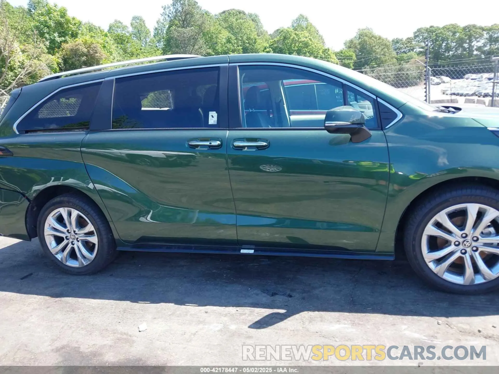 13 Photograph of a damaged car 5TDERKEC3RS190557 TOYOTA SIENNA 2024