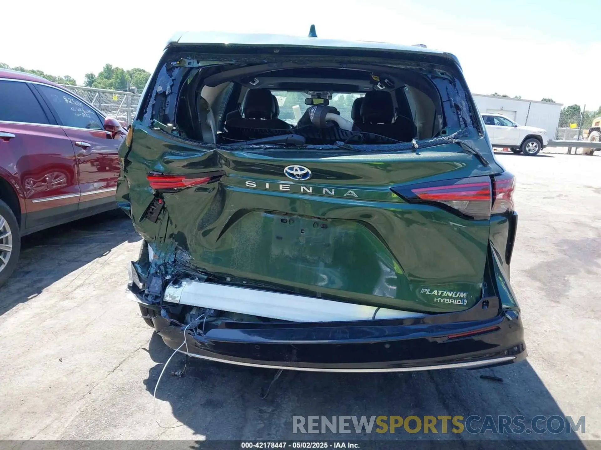 16 Photograph of a damaged car 5TDERKEC3RS190557 TOYOTA SIENNA 2024