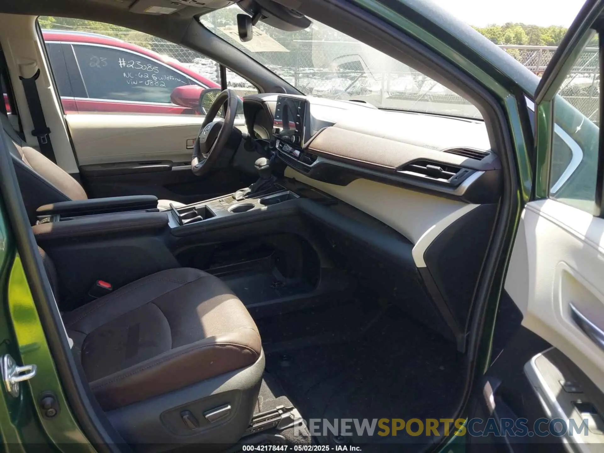 5 Photograph of a damaged car 5TDERKEC3RS190557 TOYOTA SIENNA 2024