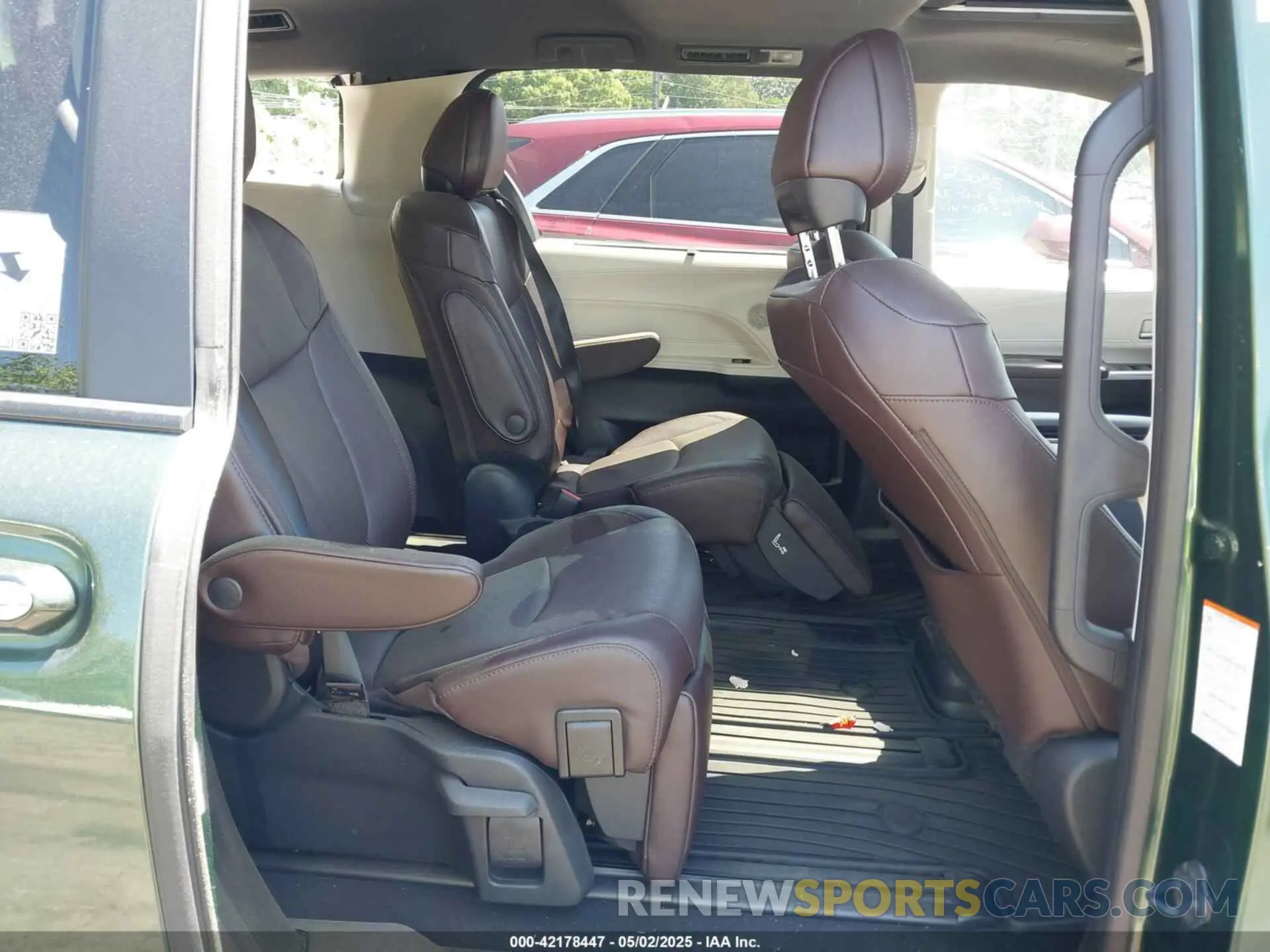 8 Photograph of a damaged car 5TDERKEC3RS190557 TOYOTA SIENNA 2024