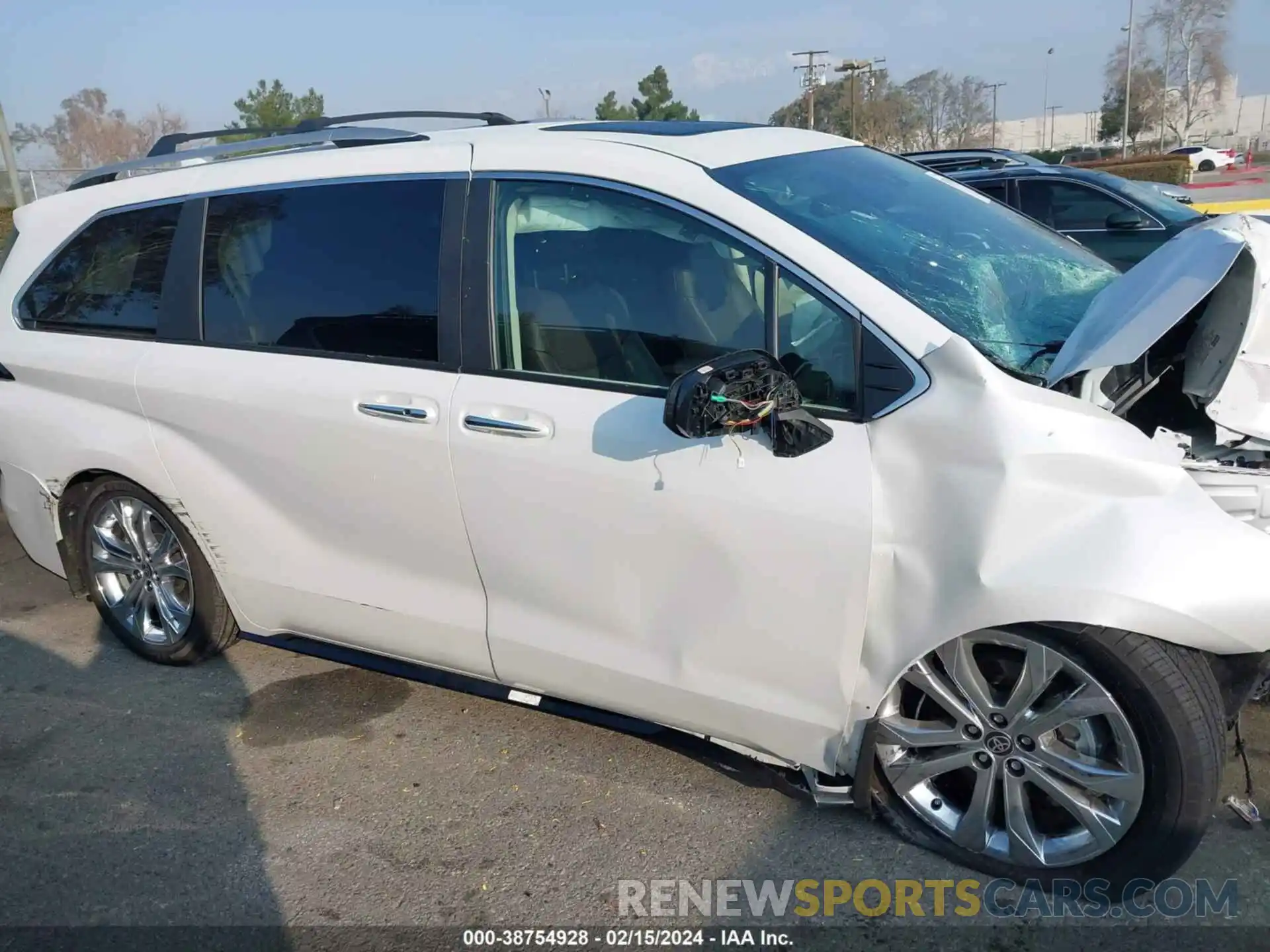 13 Photograph of a damaged car 5TDERKEC7RS184602 TOYOTA SIENNA 2024