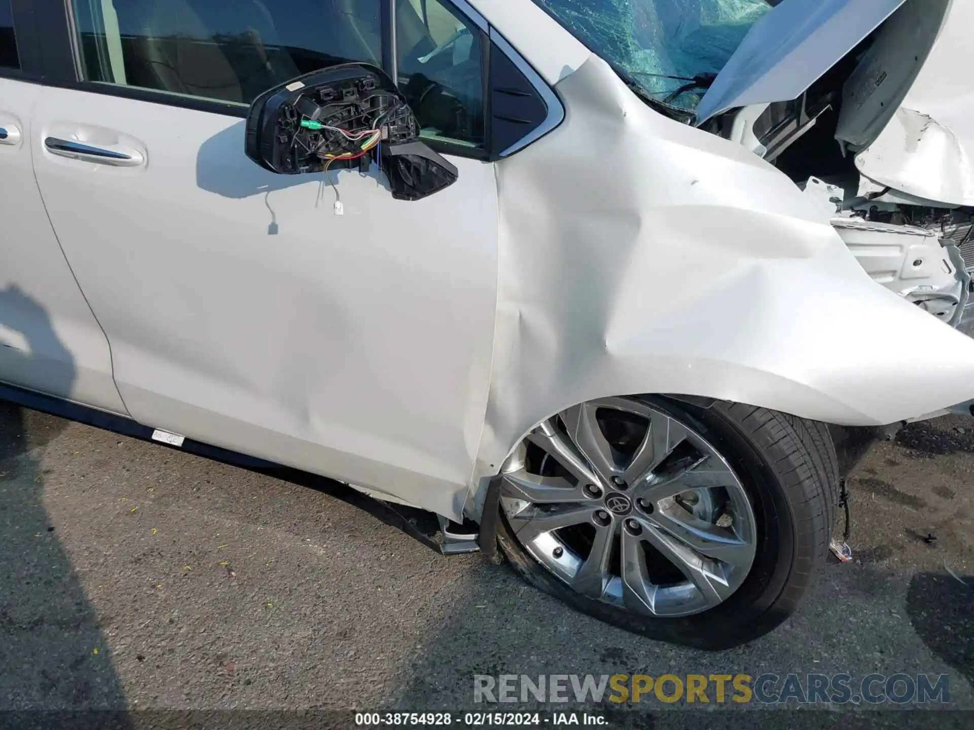 18 Photograph of a damaged car 5TDERKEC7RS184602 TOYOTA SIENNA 2024