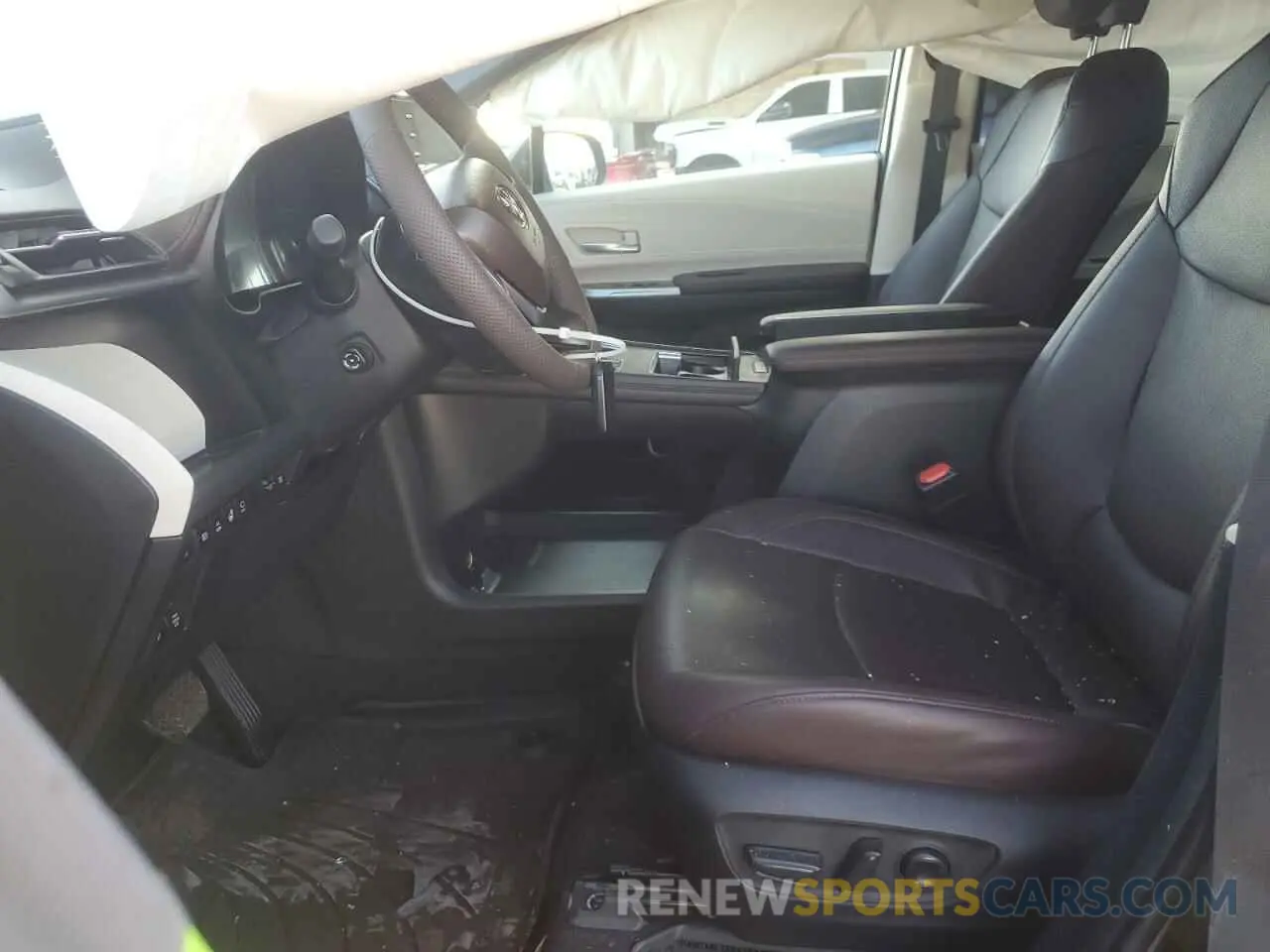 7 Photograph of a damaged car 5TDERKEC8RS186052 TOYOTA SIENNA 2024