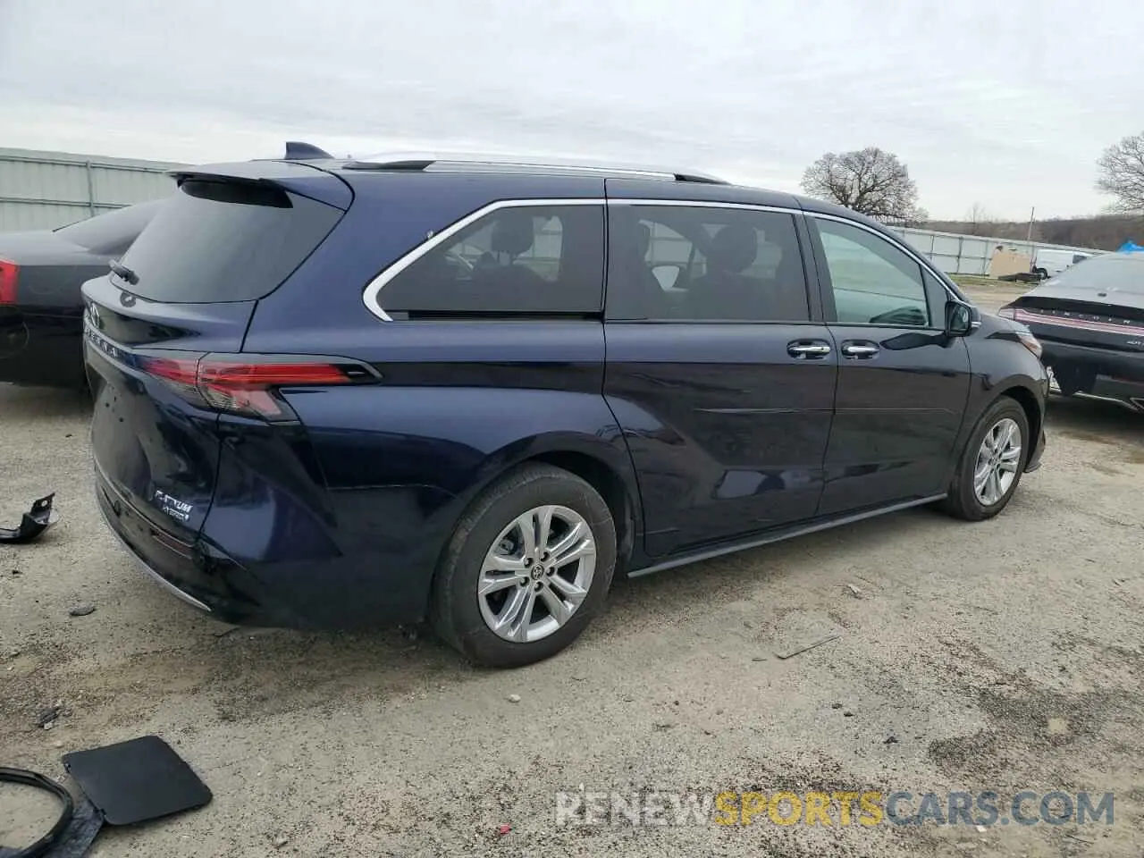 3 Photograph of a damaged car 5TDESKFC1RS111924 TOYOTA SIENNA 2024