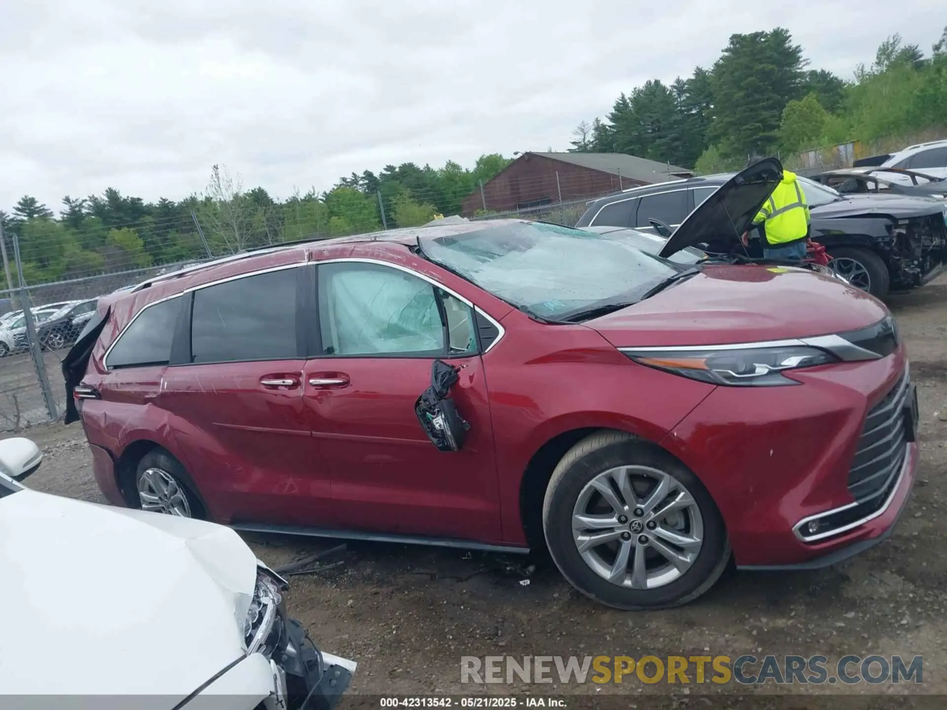 12 Photograph of a damaged car 5TDESKFC3RS119135 TOYOTA SIENNA 2024