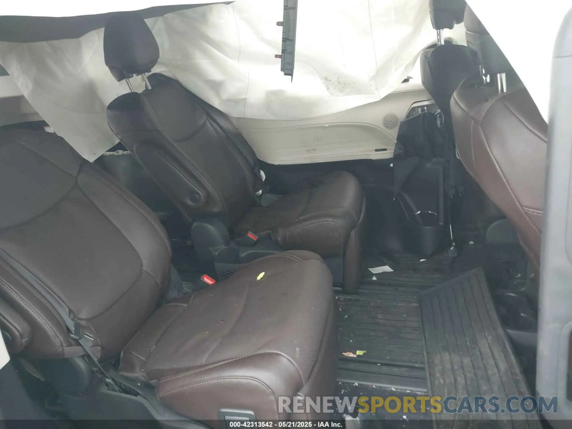 8 Photograph of a damaged car 5TDESKFC3RS119135 TOYOTA SIENNA 2024